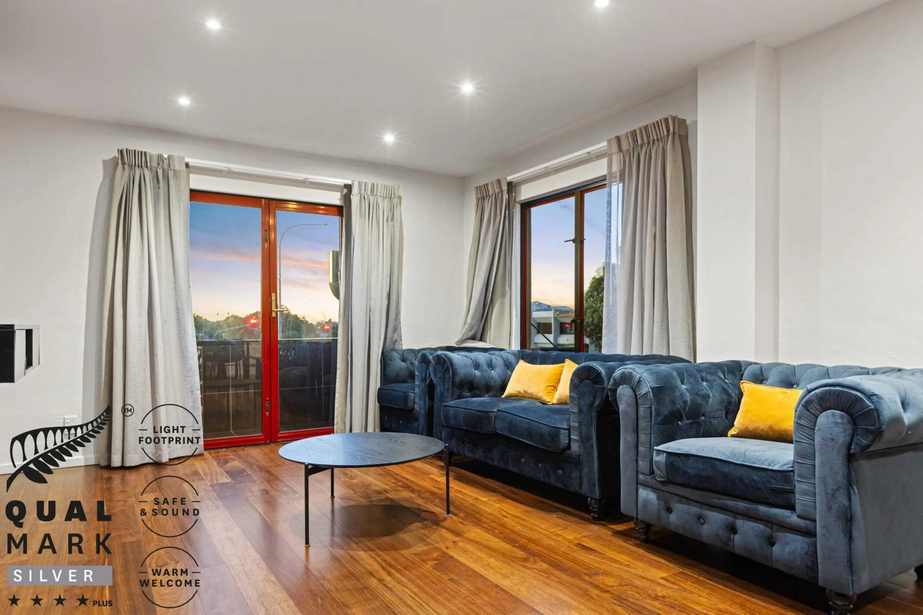 Living room in Knights Inn