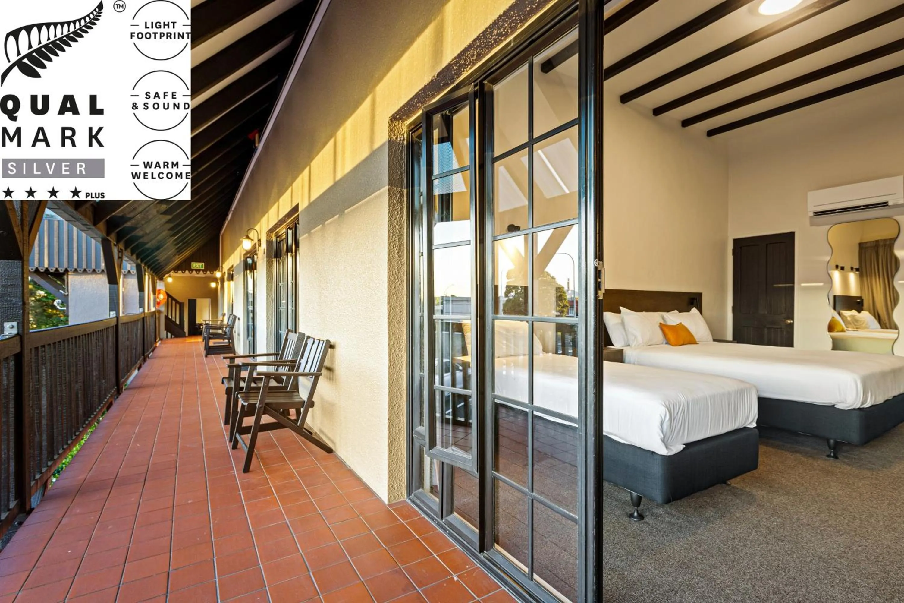 Property building, Bed in Knights Inn