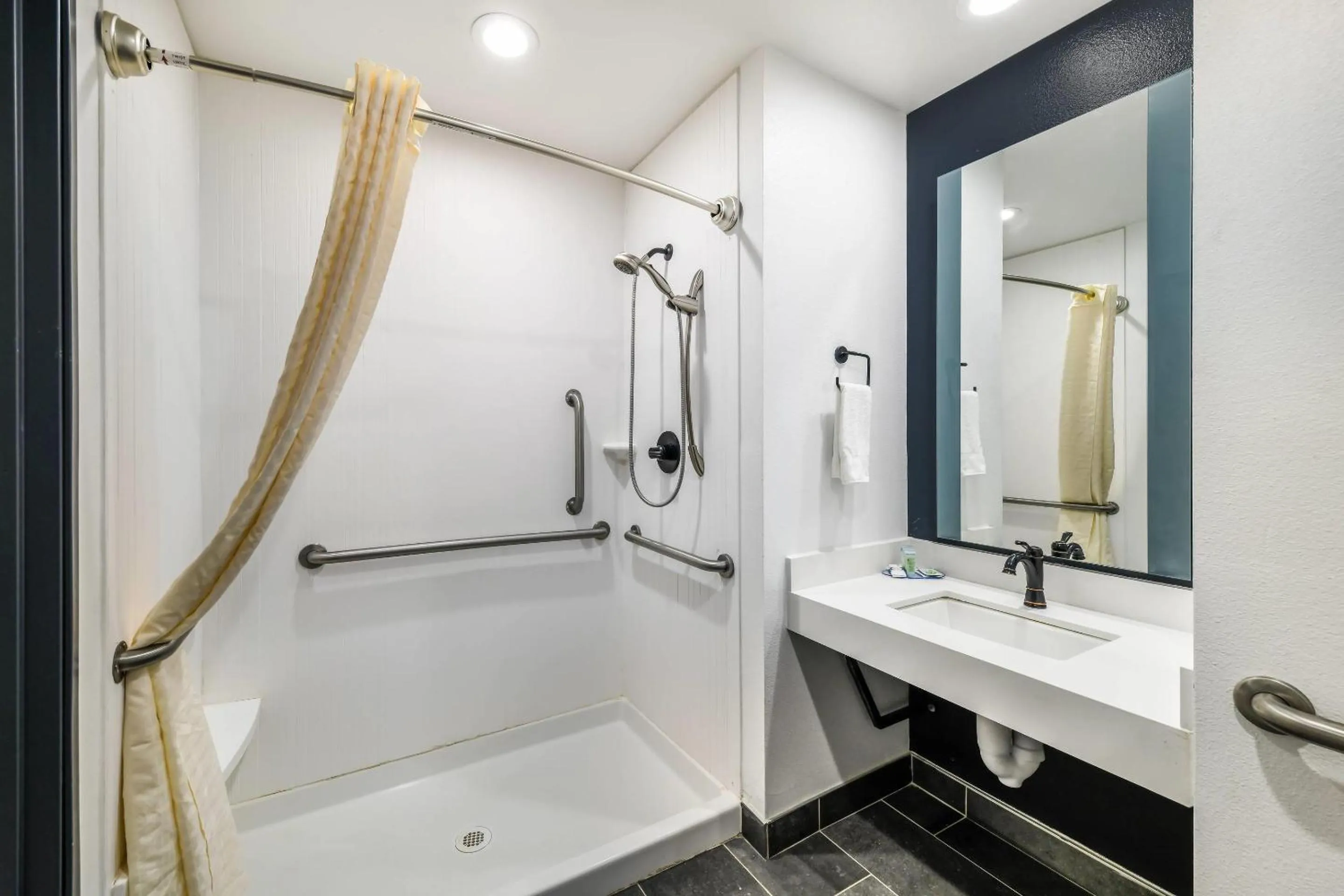 Bedroom in Hy-Lo Hotel, an Ascend Collection Hotel