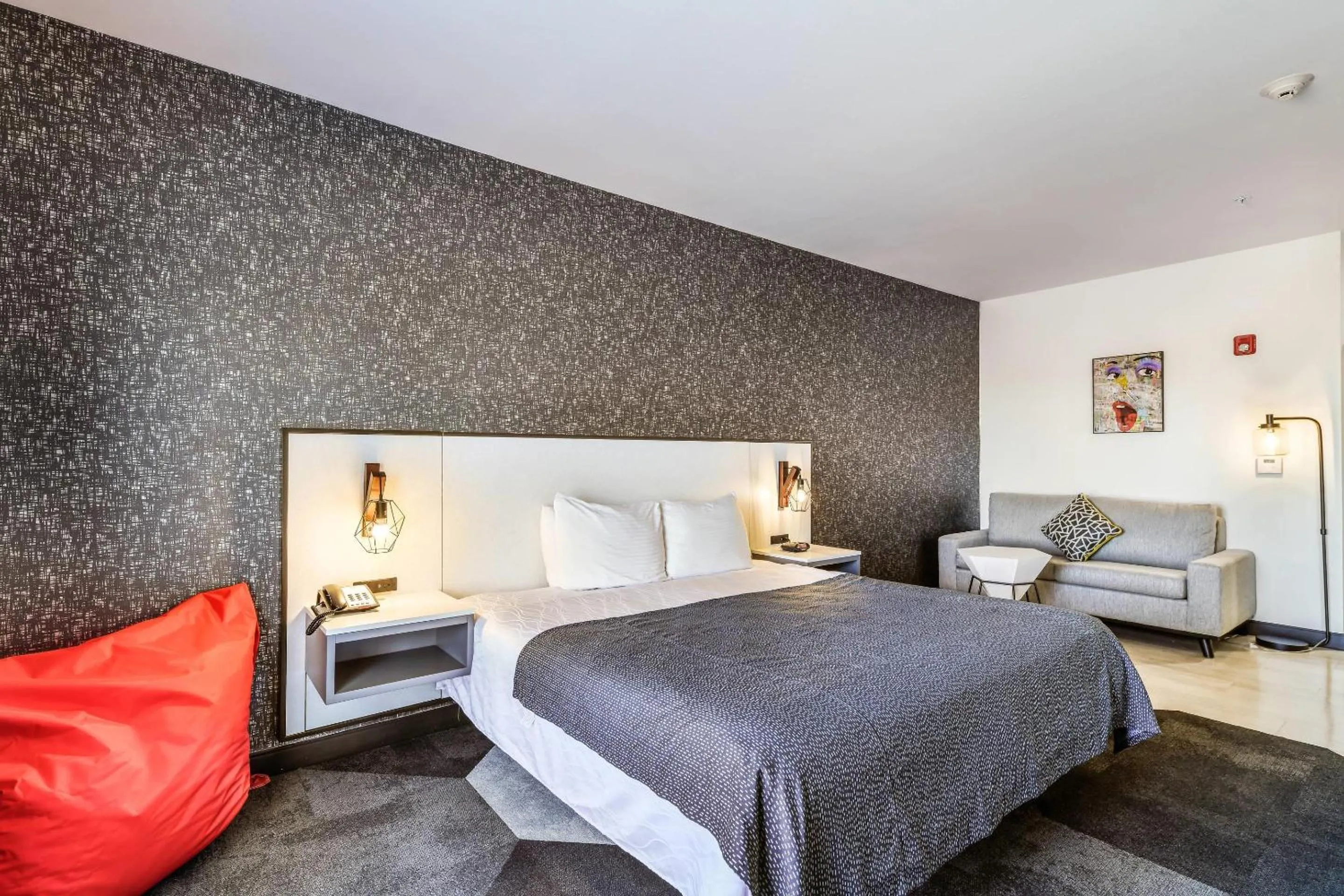 Bedroom, Bed in Hy-Lo Hotel, an Ascend Collection Hotel