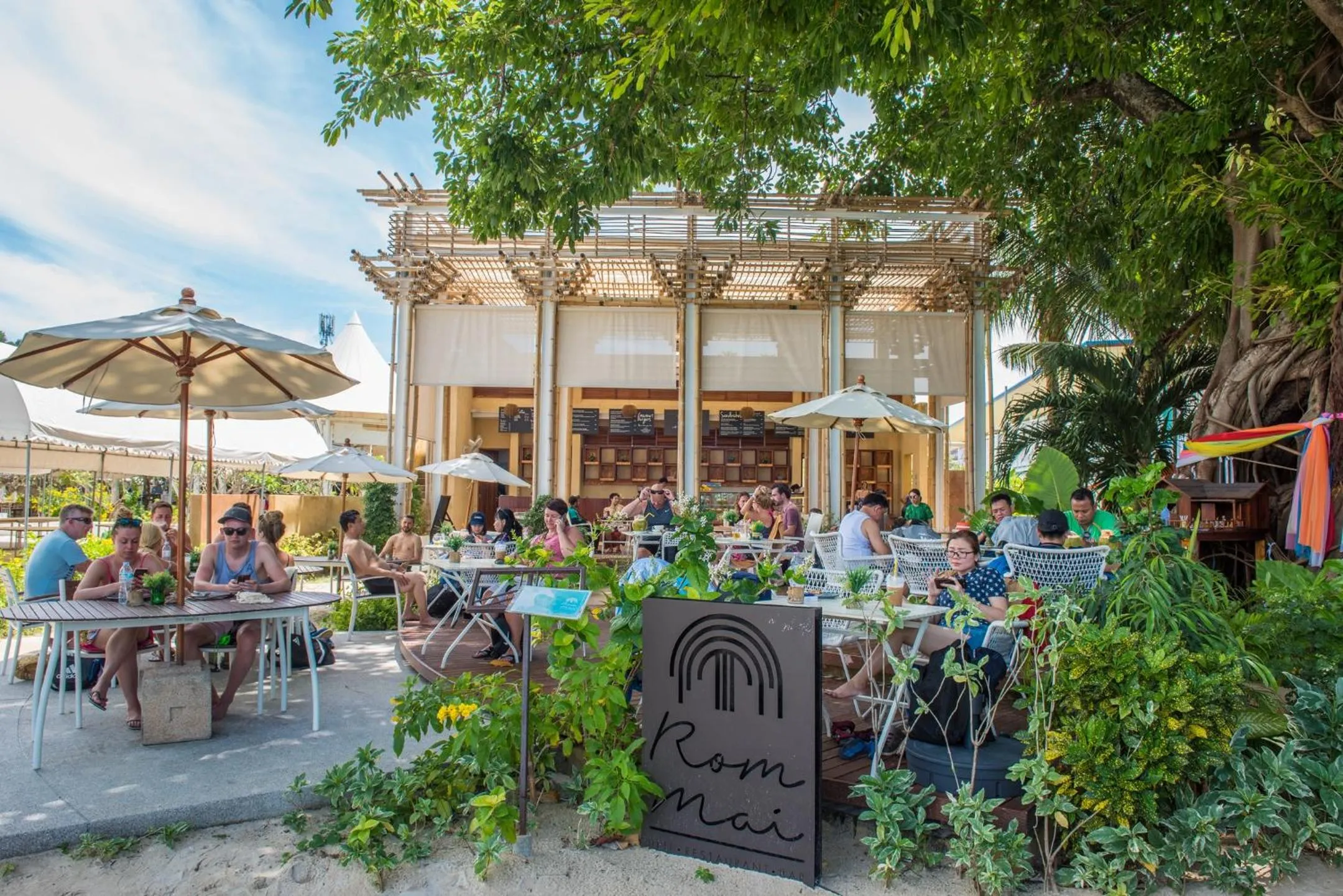 Lounge or bar in PP Charlie Beach Resort