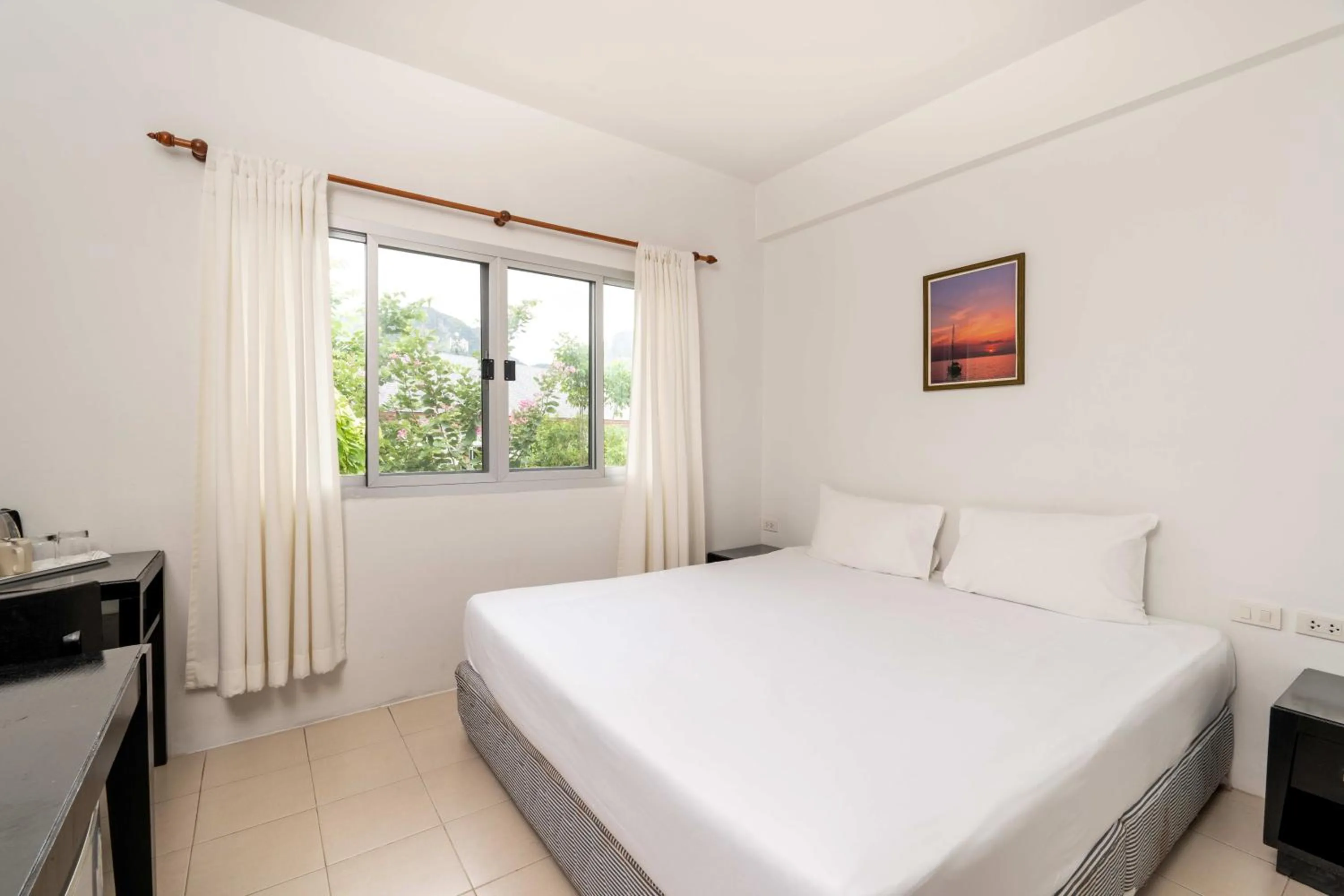 Bed in PP Charlie Beach Resort