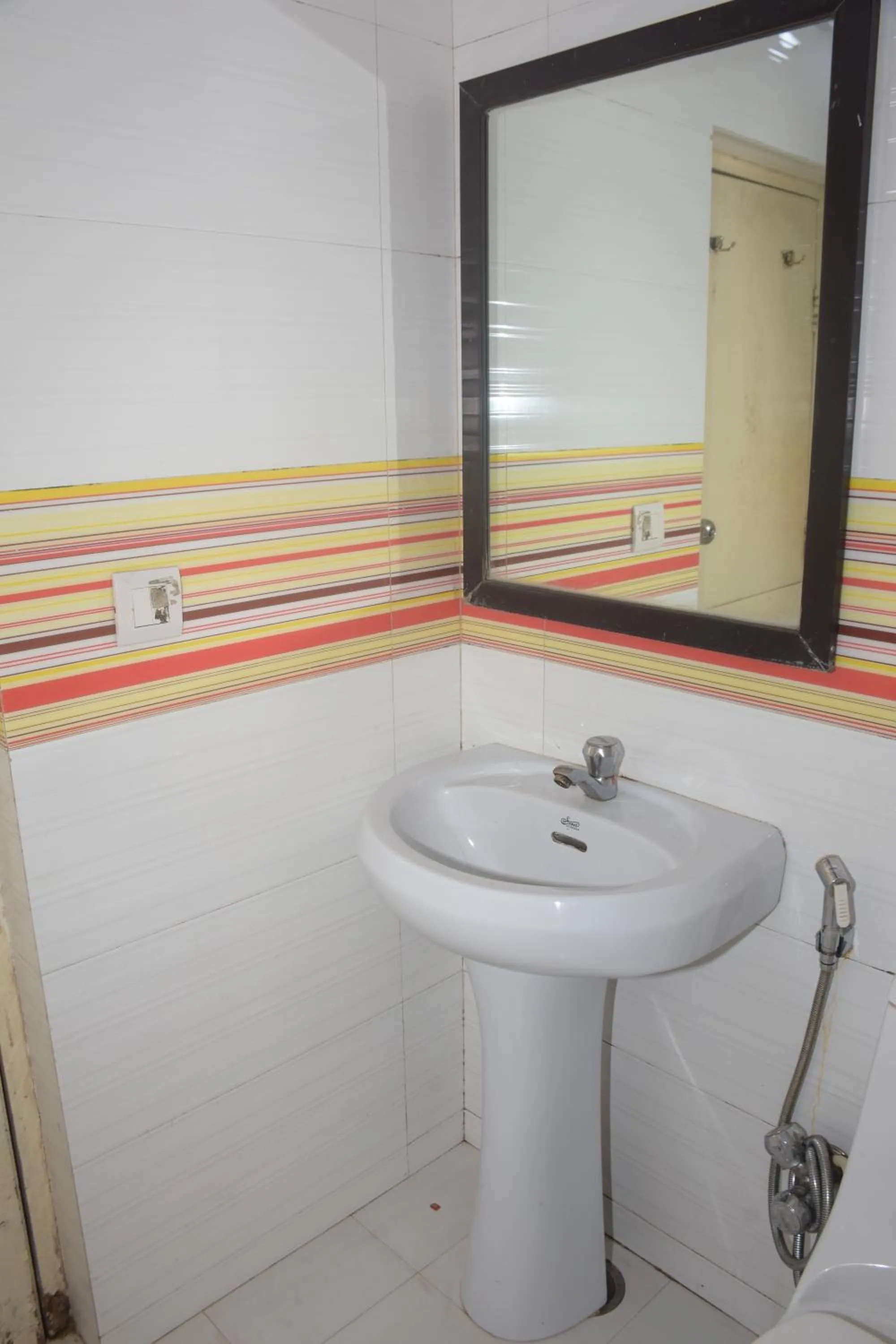 Bathroom in The Leef Inn 500ms from Nakki Lake