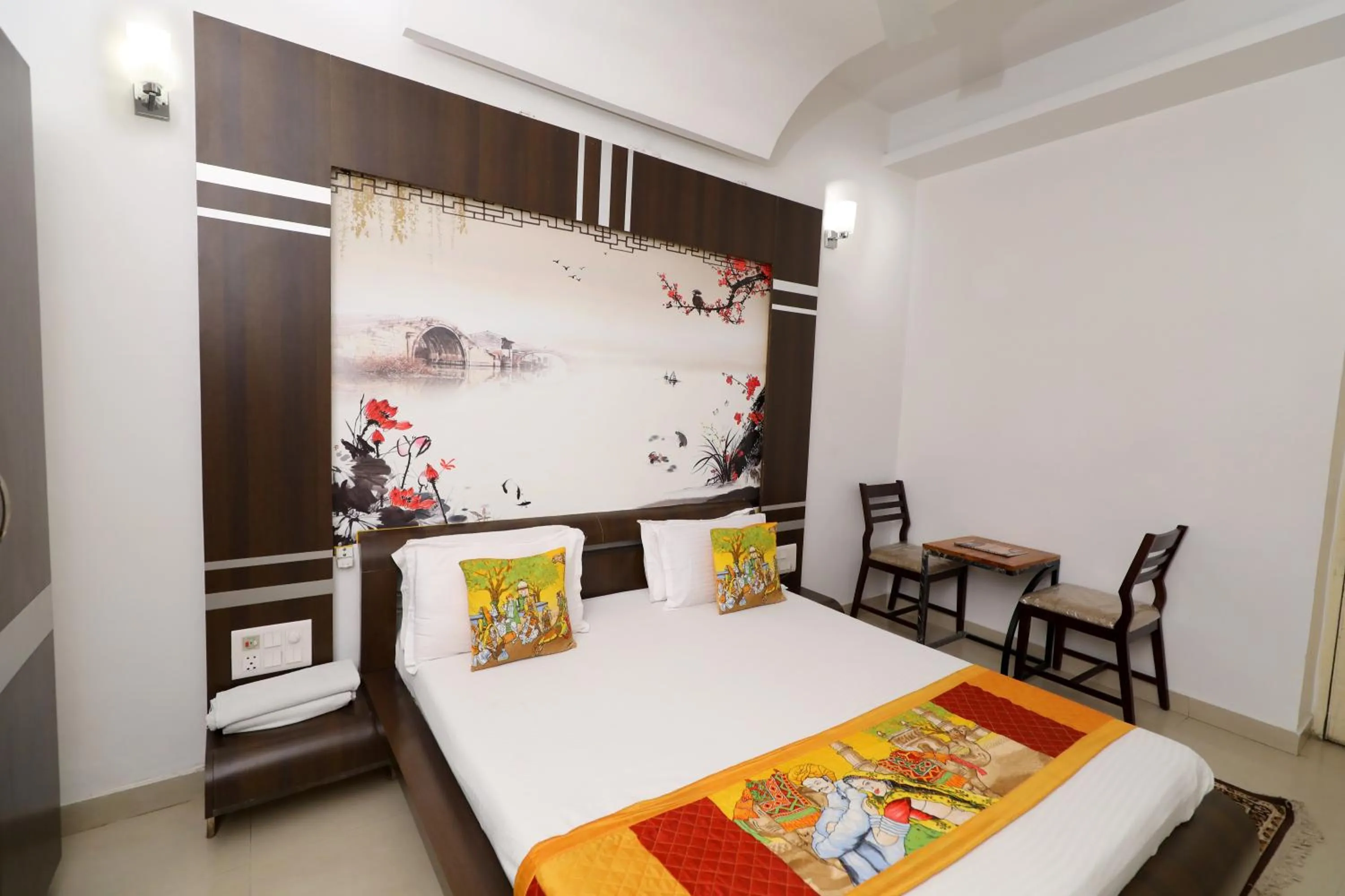 Bed in The Leef Inn 500ms from Nakki Lake