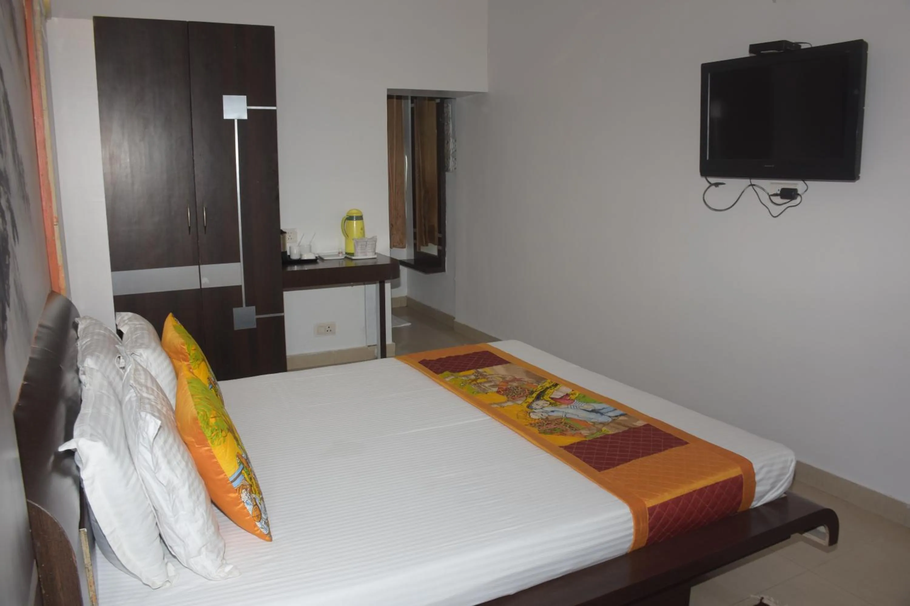 Photo of the whole room, Bed in The Leef Inn 500ms from Nakki Lake