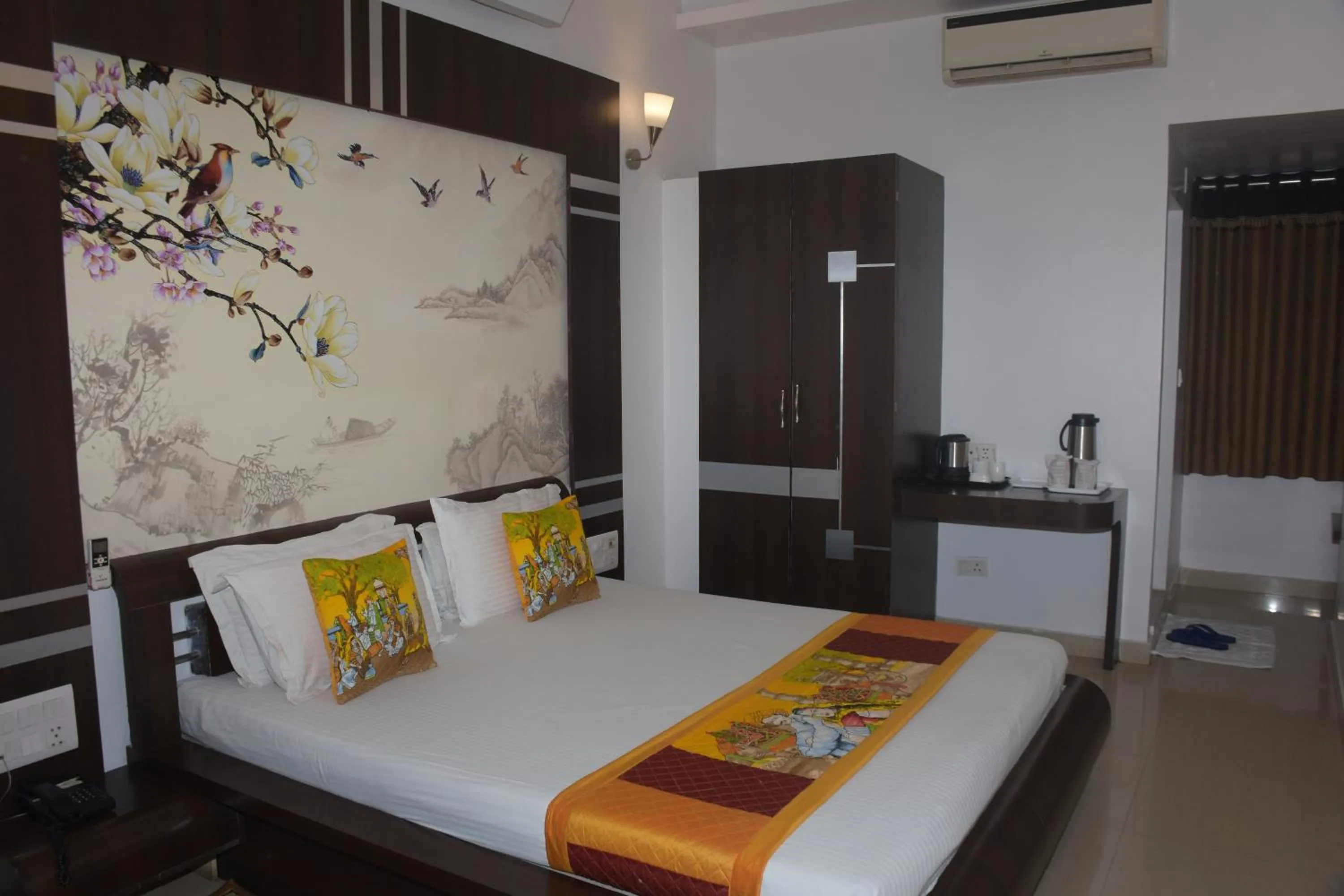 Bed in The Leef Inn 500ms from Nakki Lake