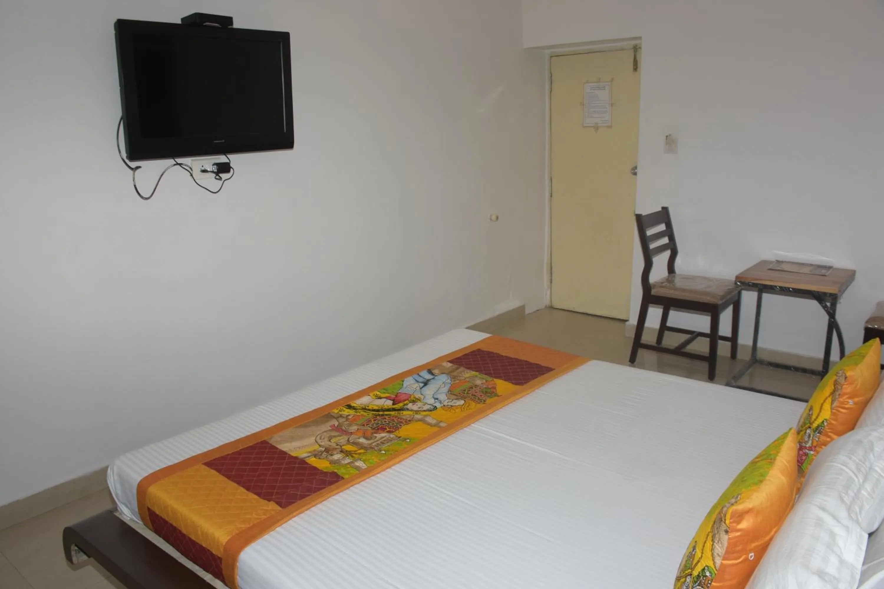 TV and multimedia, Bed in The Leef Inn 500ms from Nakki Lake