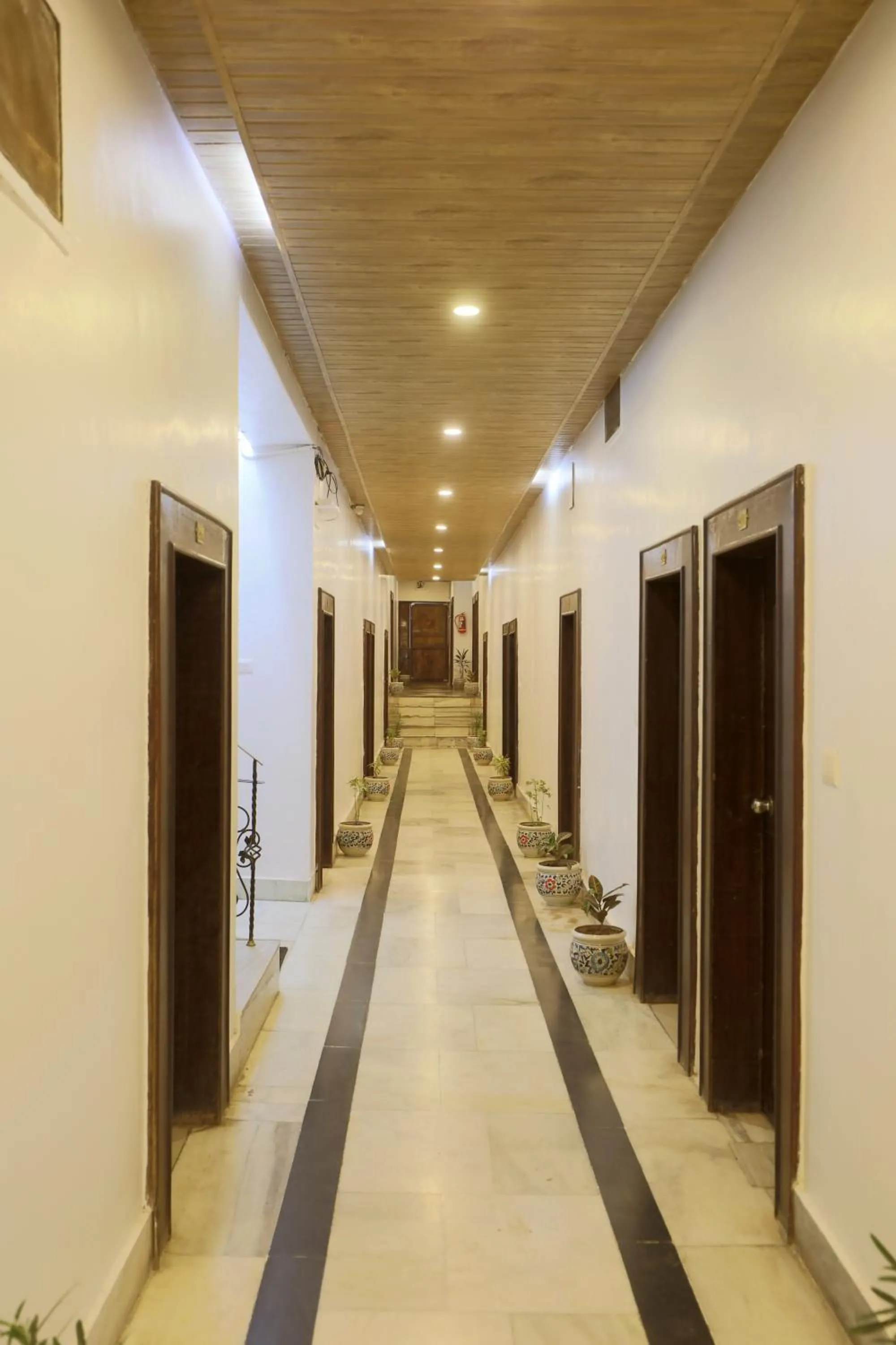 Facade/entrance in The Leef Inn 500ms from Nakki Lake