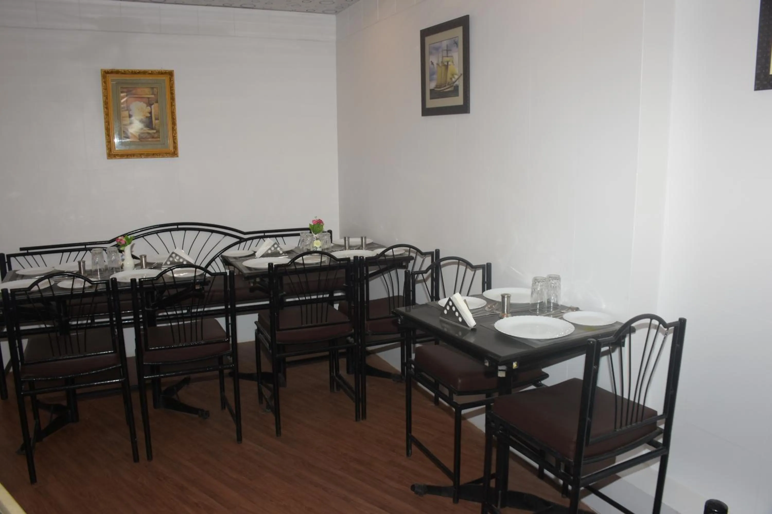 Restaurant/places to eat in The Leef Inn 500ms from Nakki Lake