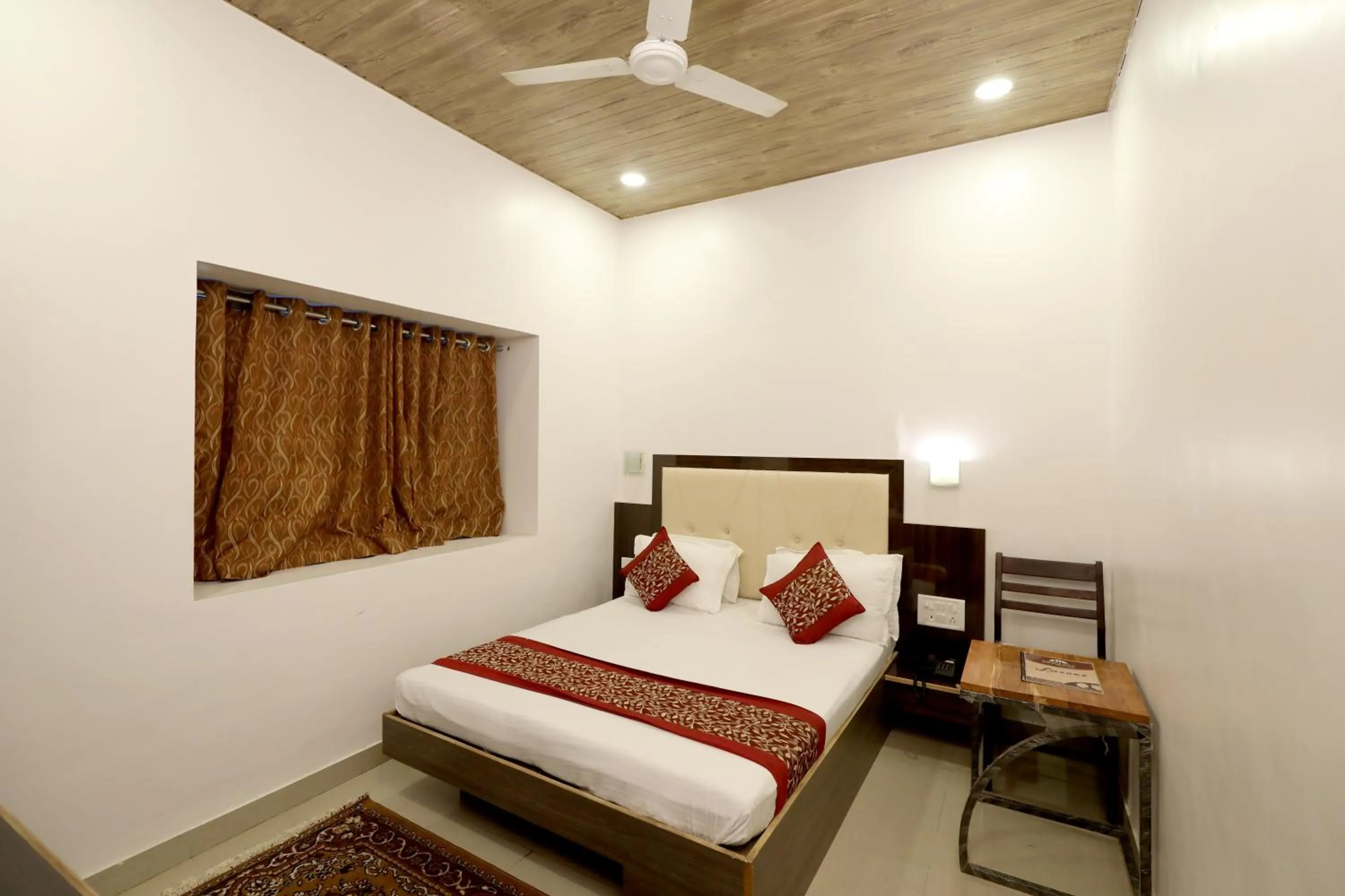 Bed in The Leef Inn 500ms from Nakki Lake