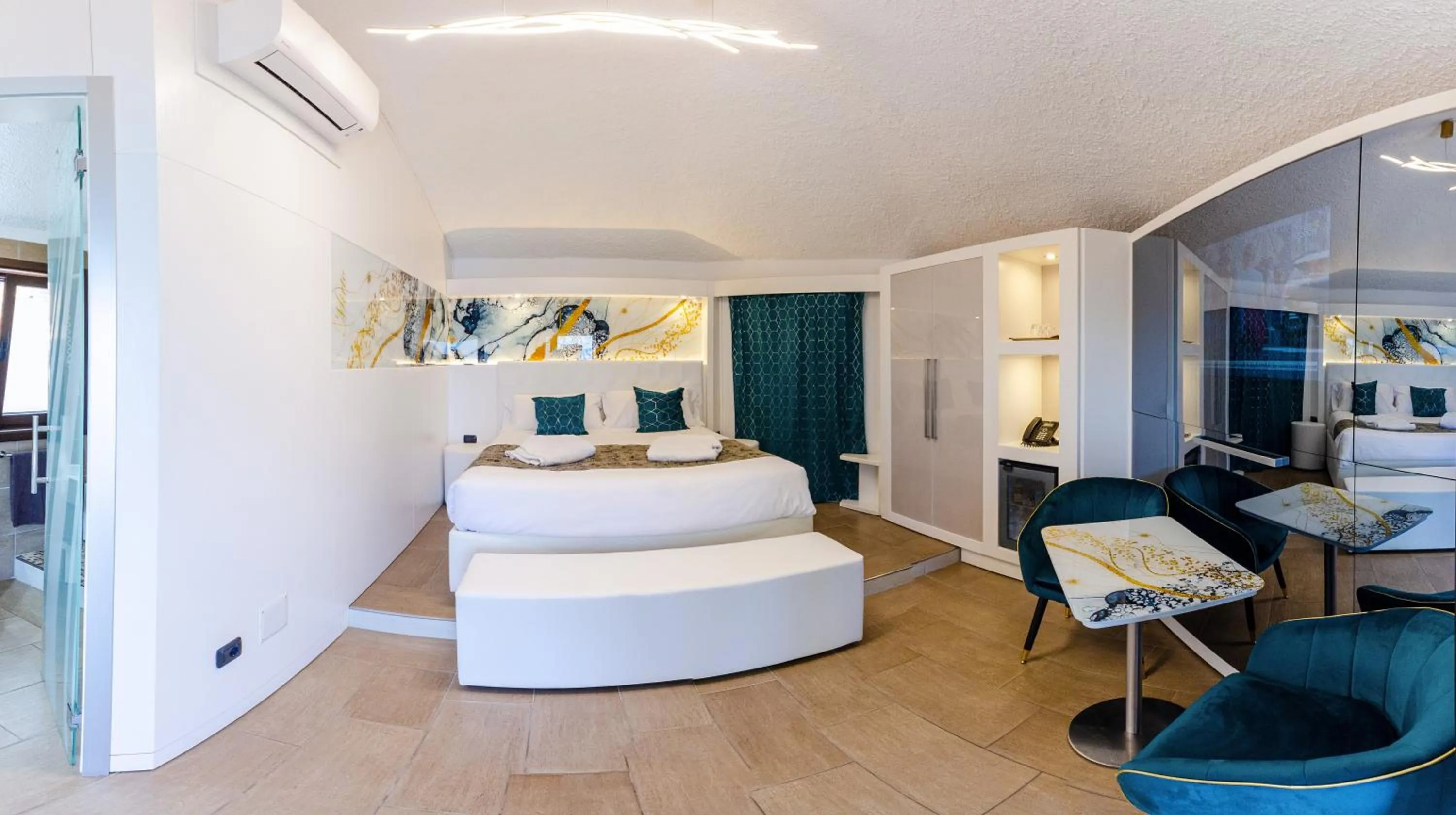 Photo of the whole room, Bed in Calanica Resort