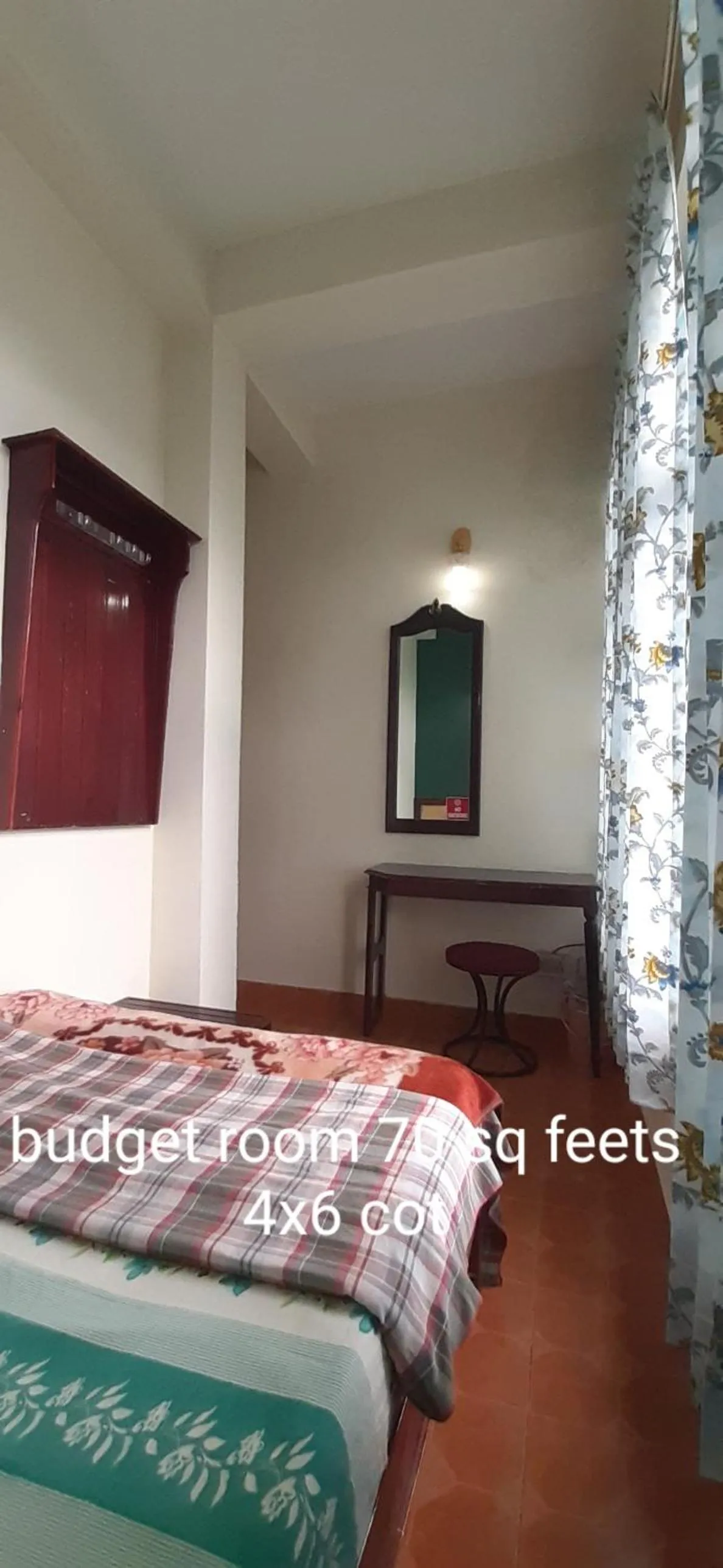 Text overlay, Bed in Greenview holiday inn