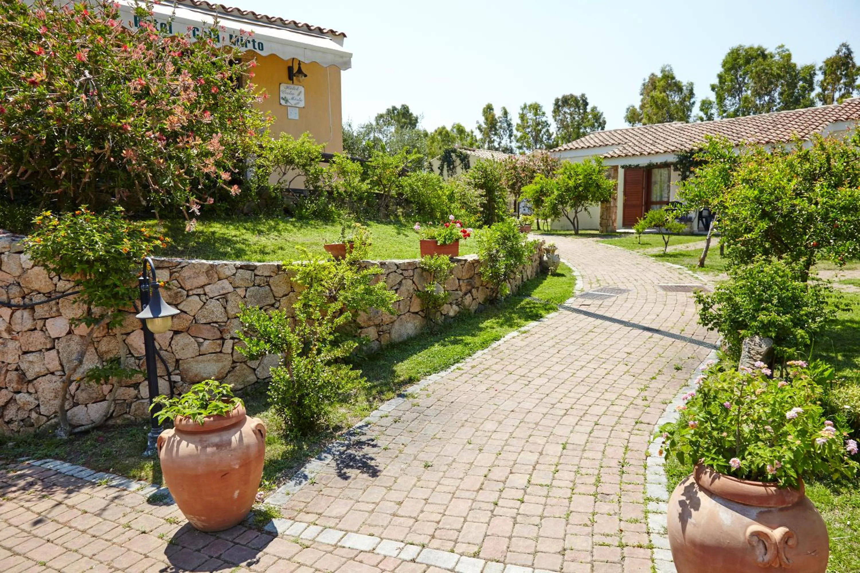 Garden view in Hotel Cala Mirto