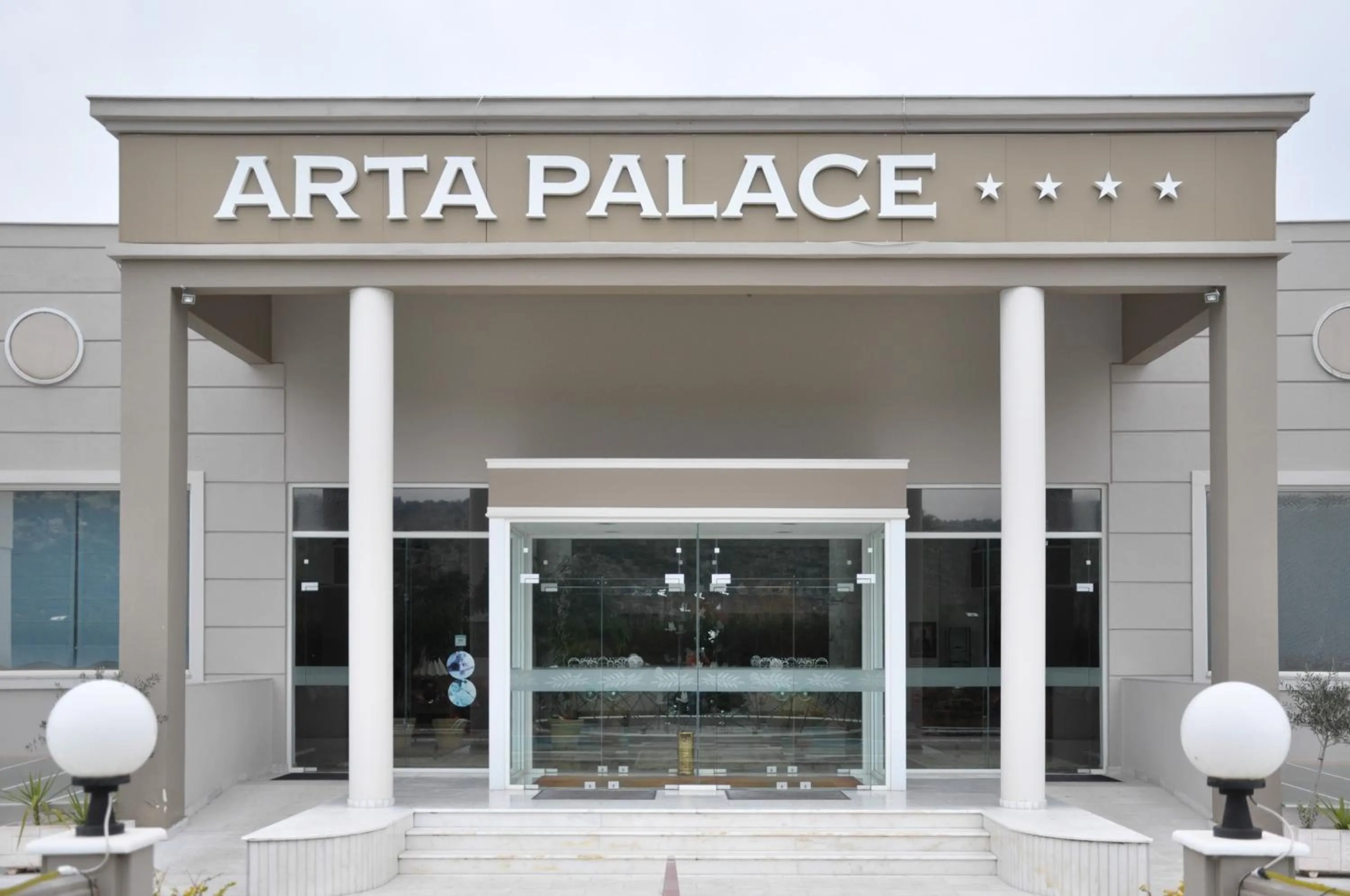 Facade/entrance in Arta Palace