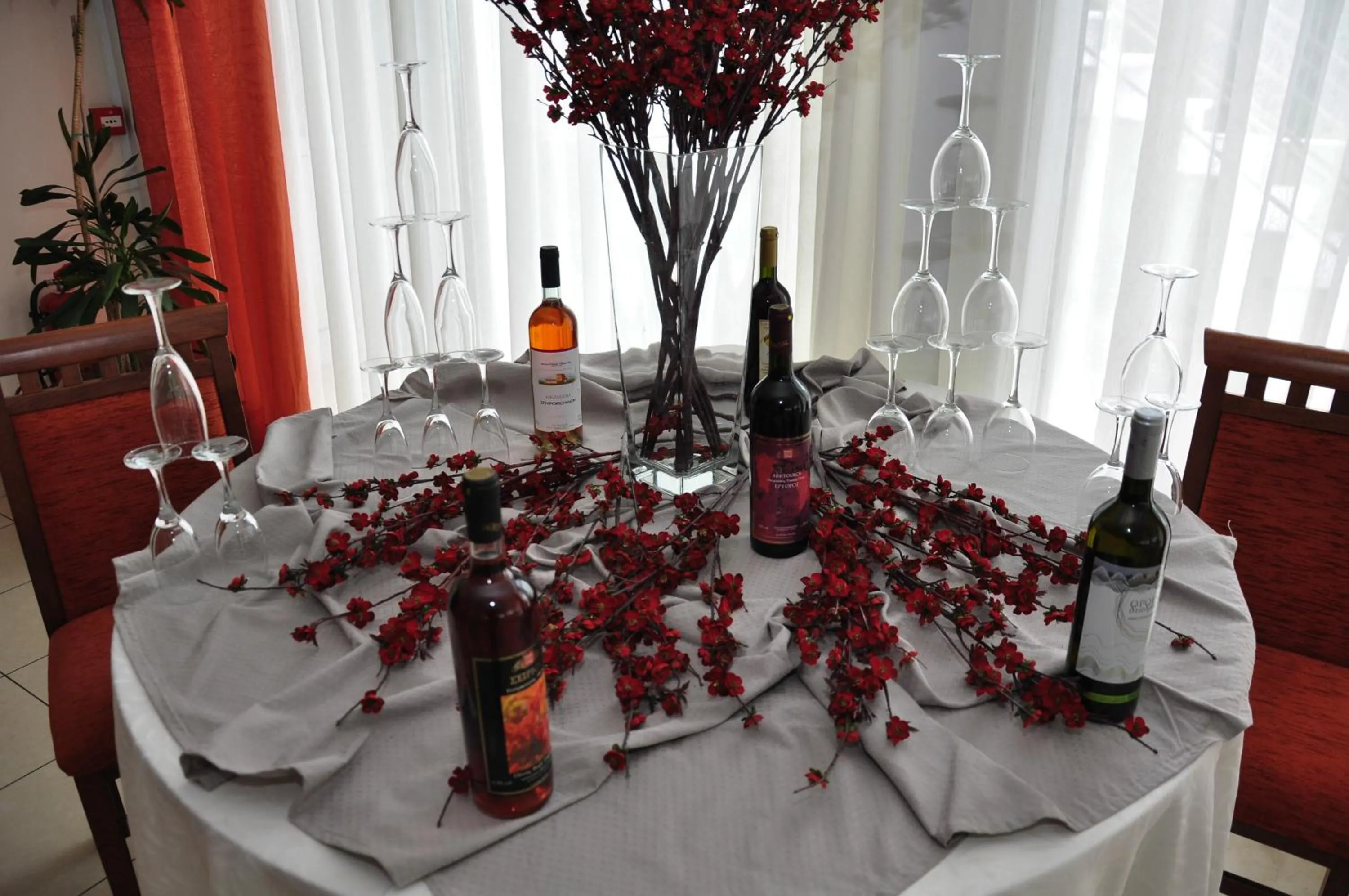 Restaurant/places to eat in Arta Palace