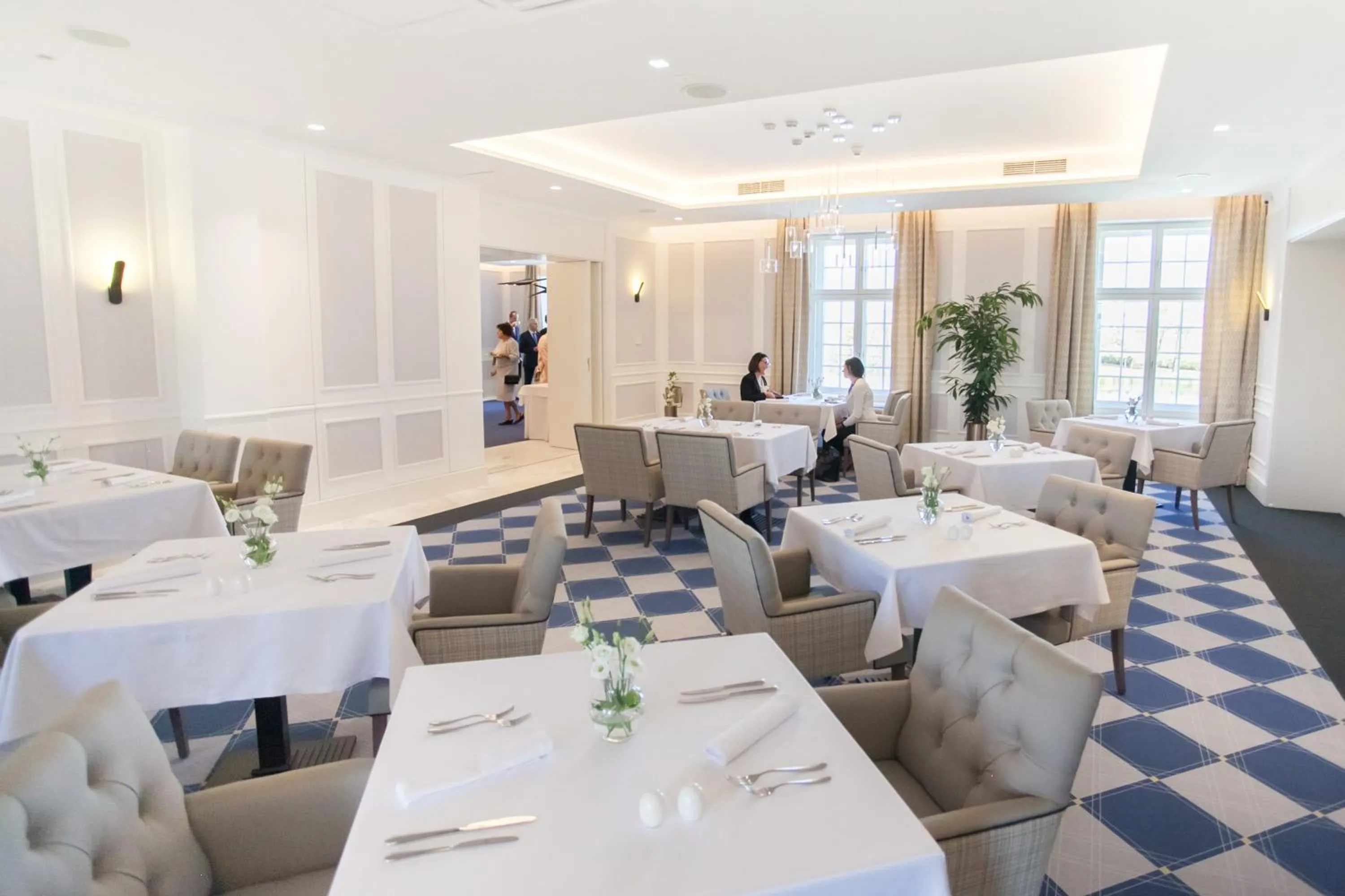 Restaurant/places to eat in Pałac Komierowo