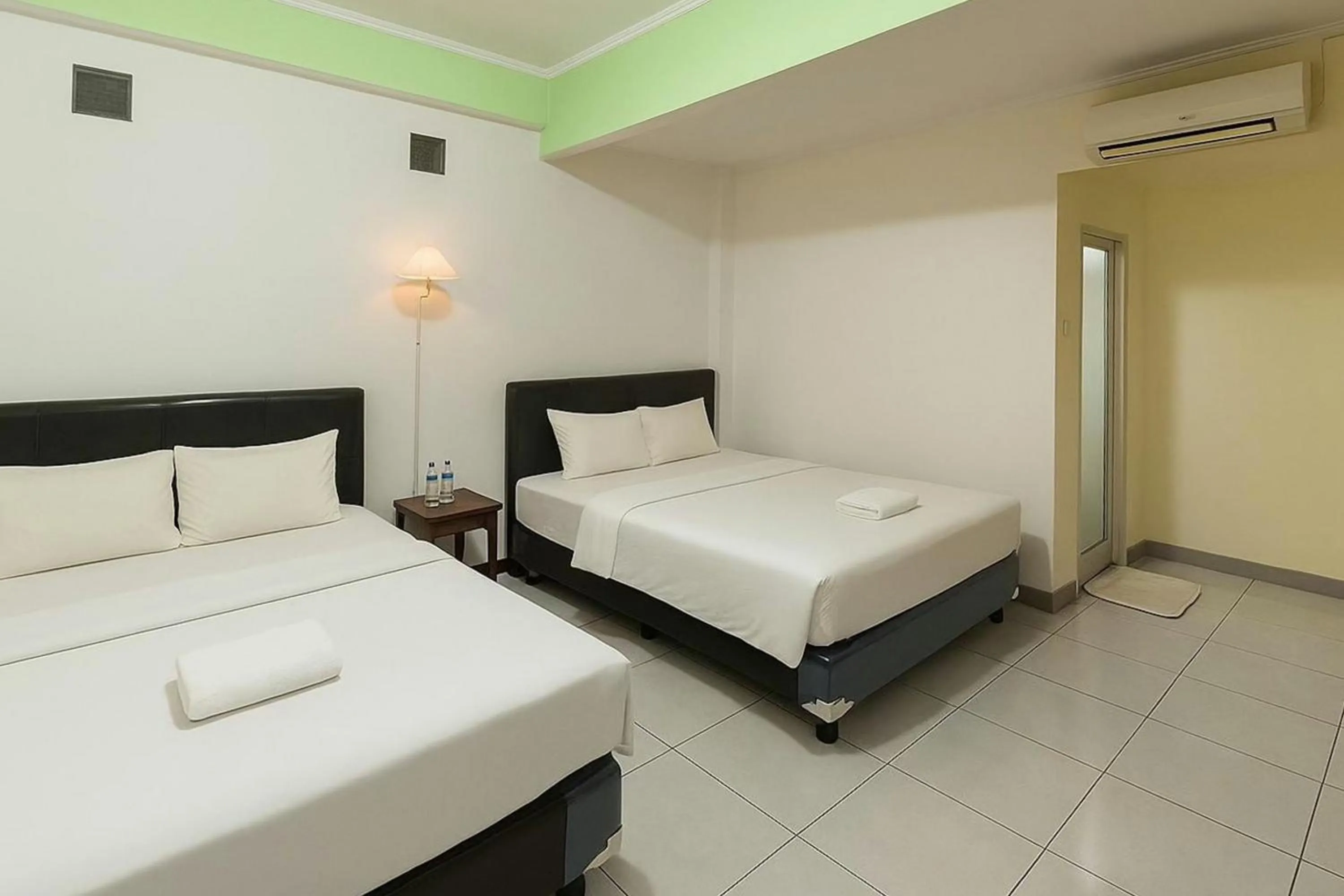 Bedroom, Bed in Hotel Bintang Mitra RedDoorz