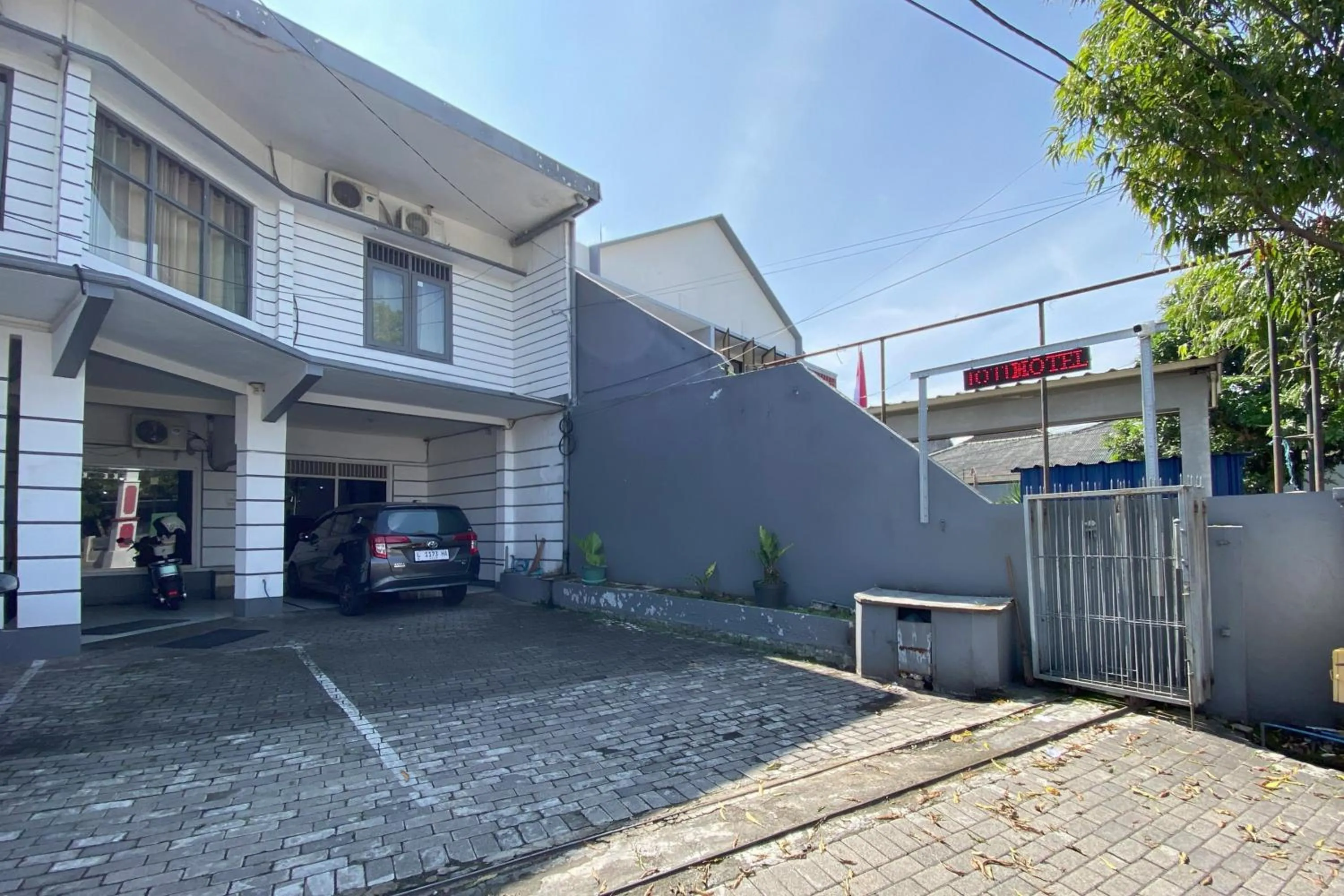 Facade/entrance in Hotel Bintang Mitra RedDoorz