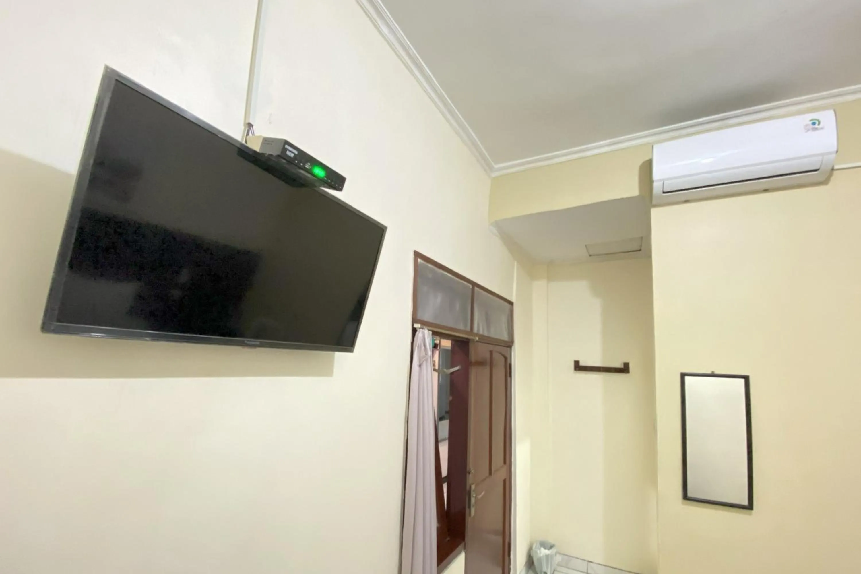 TV and multimedia in Hotel Bintang Mitra RedDoorz