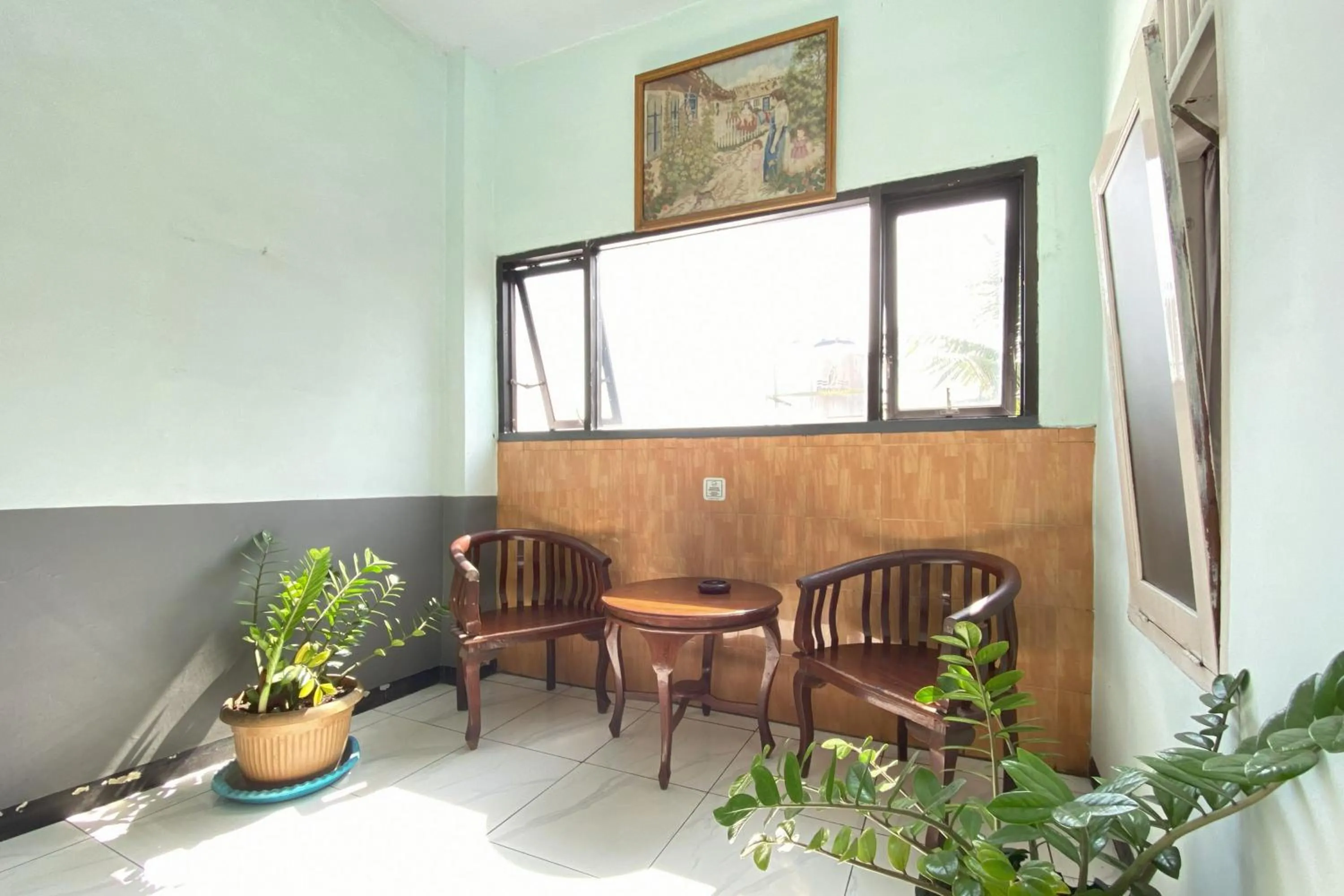 Seating area in Hotel Bintang Mitra RedDoorz