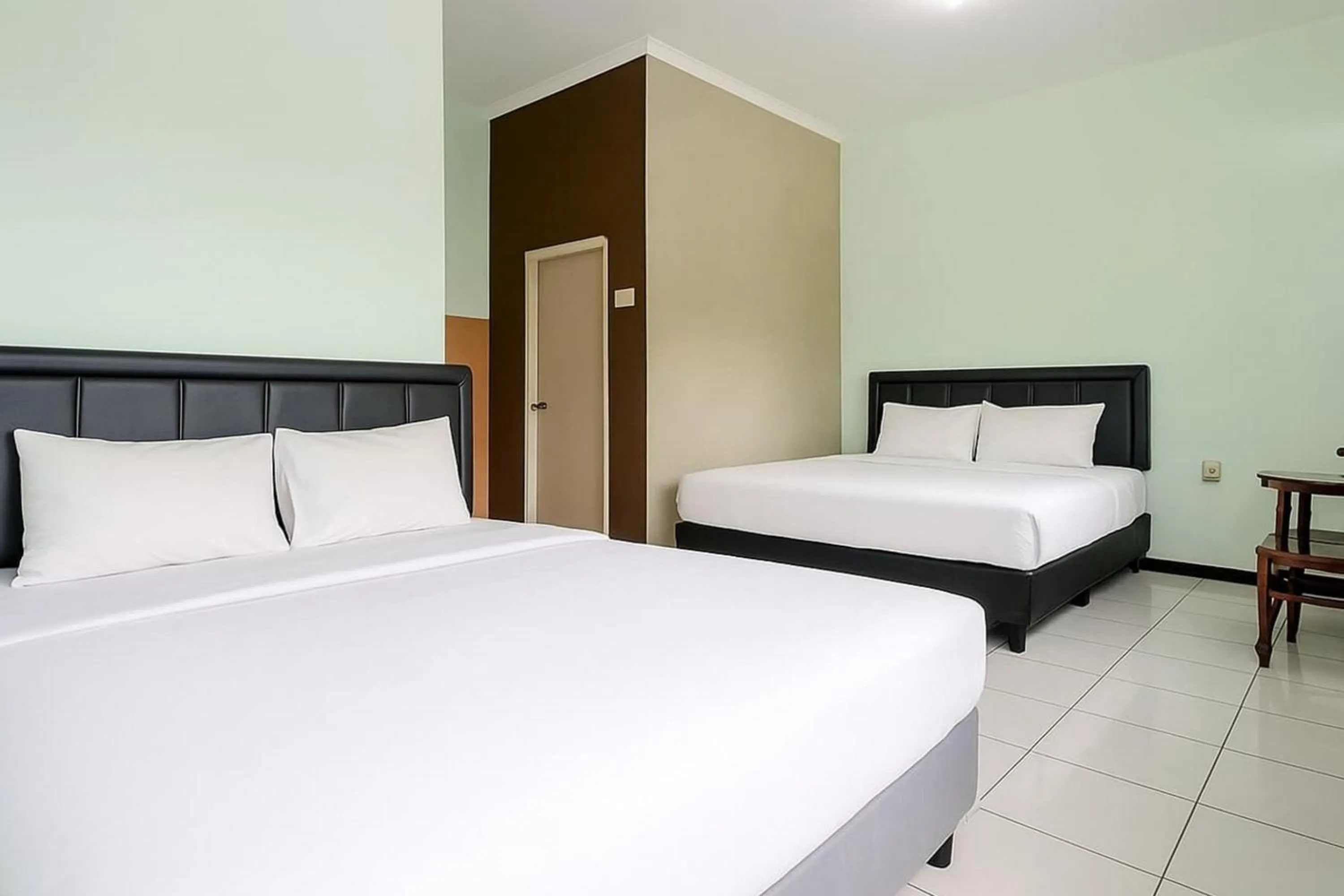 Bedroom, Bed in Hotel Bintang Mitra RedDoorz