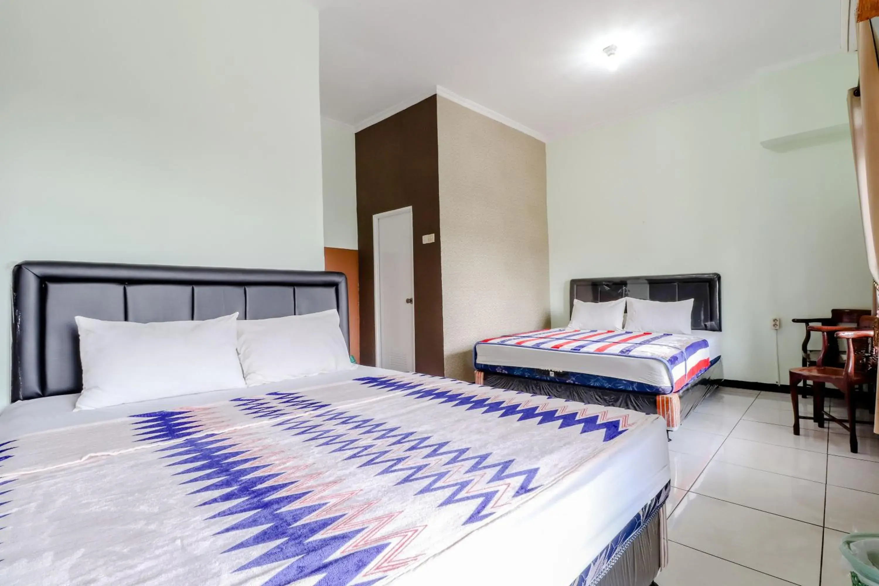 Family Room in Hotel Bintang Mitra RedDoorz Family Room in Hotel Bintang Mitra RedDoorz