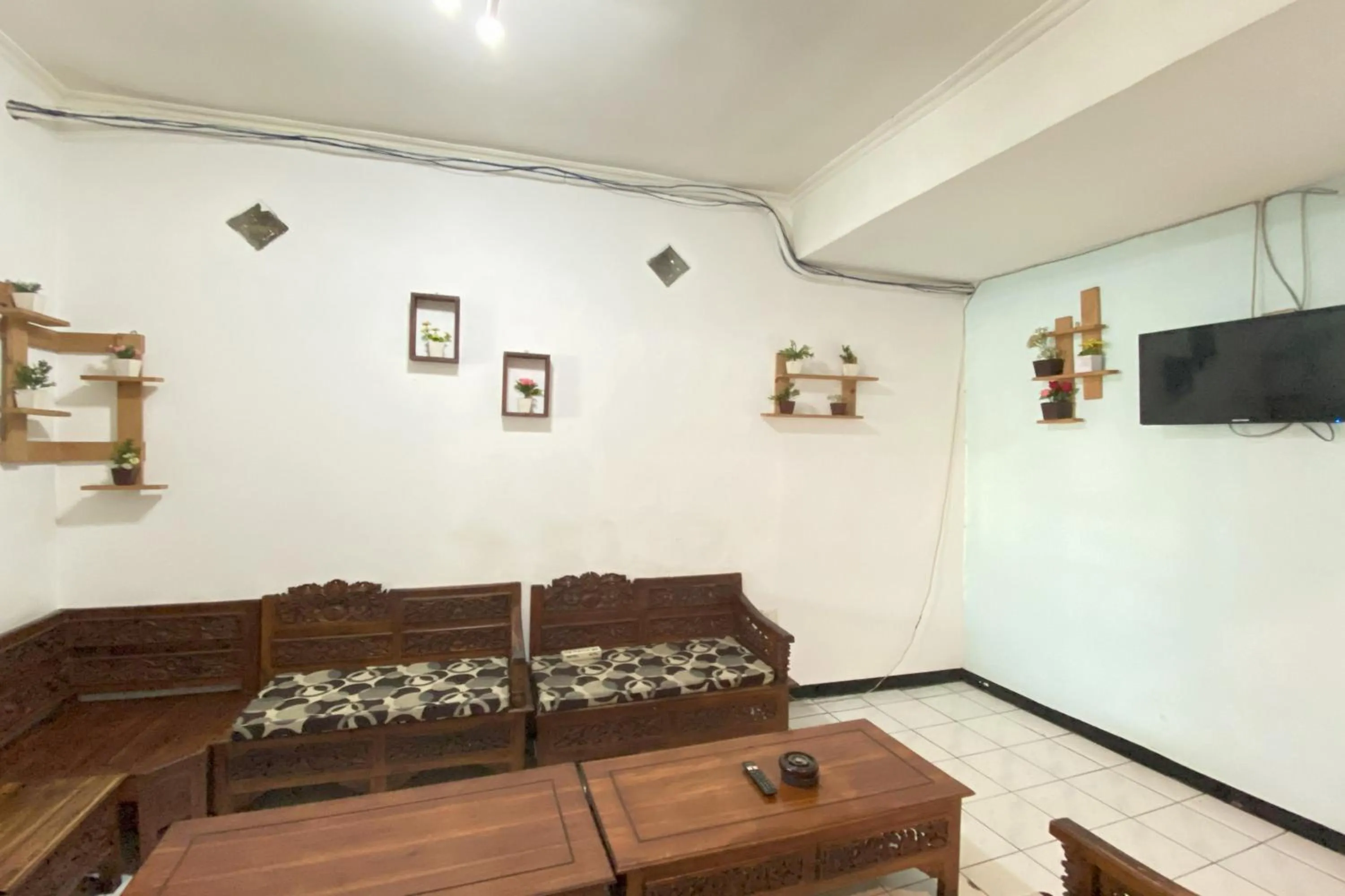 Seating area in Hotel Bintang Mitra RedDoorz