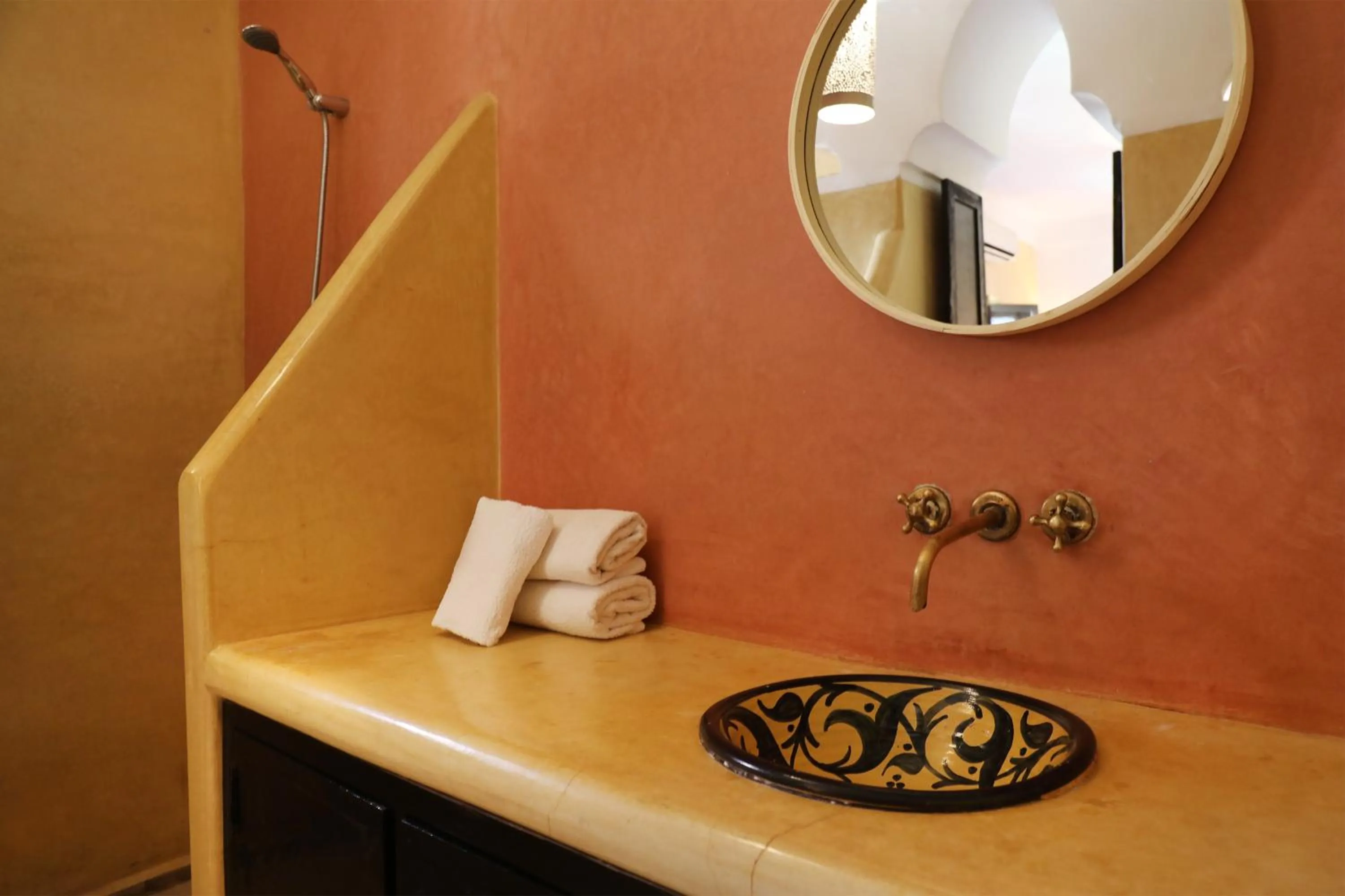 Shower in Riad l'Oiseau du Paradis