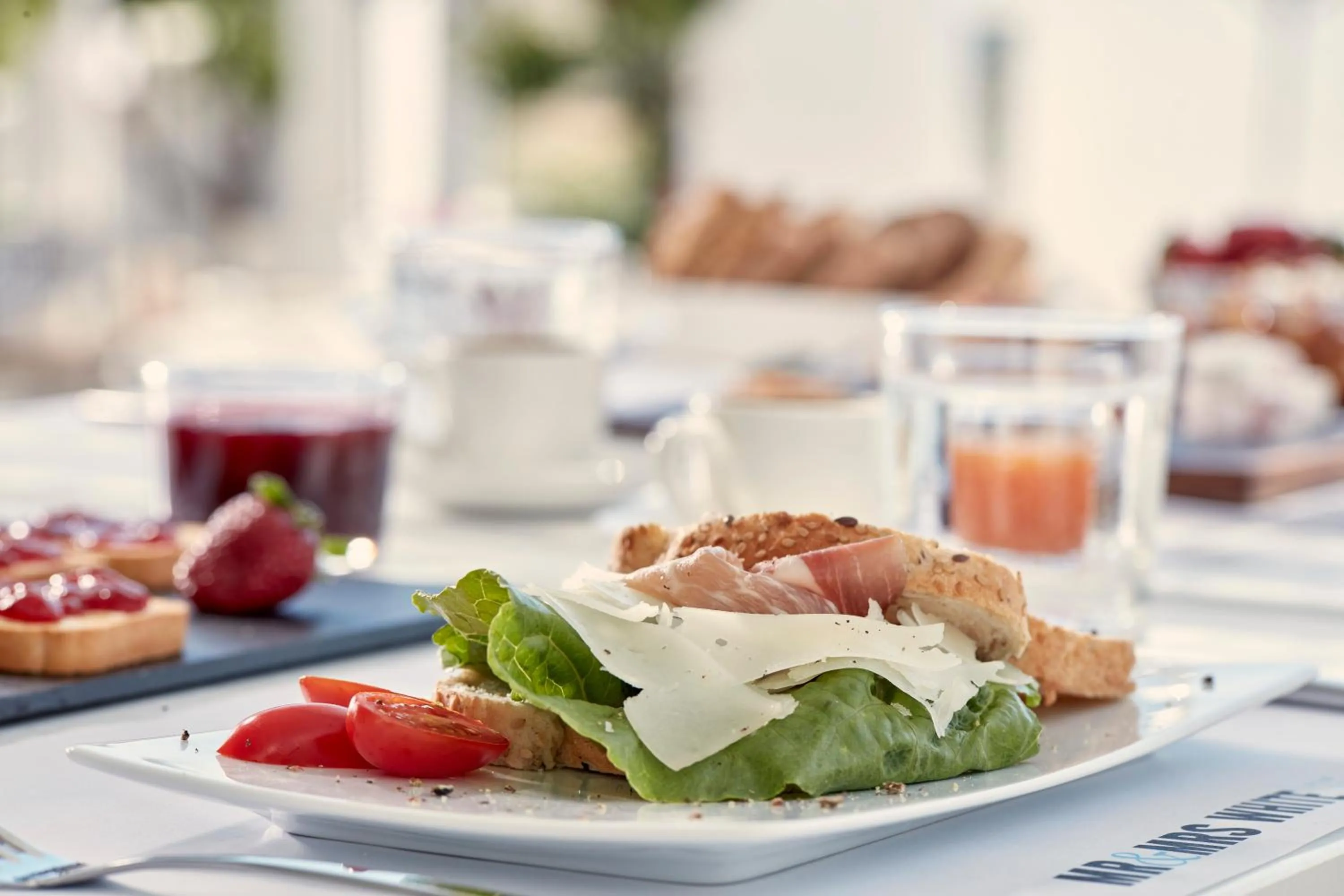 Restaurant/places to eat in Mr and Mrs White Paros