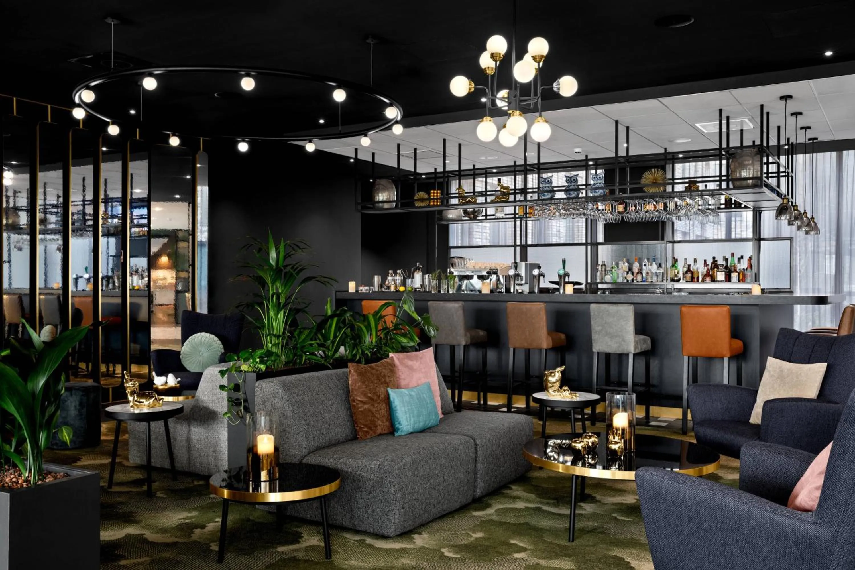 Lounge or bar in Renaissance Amsterdam Schiphol Airport Hotel