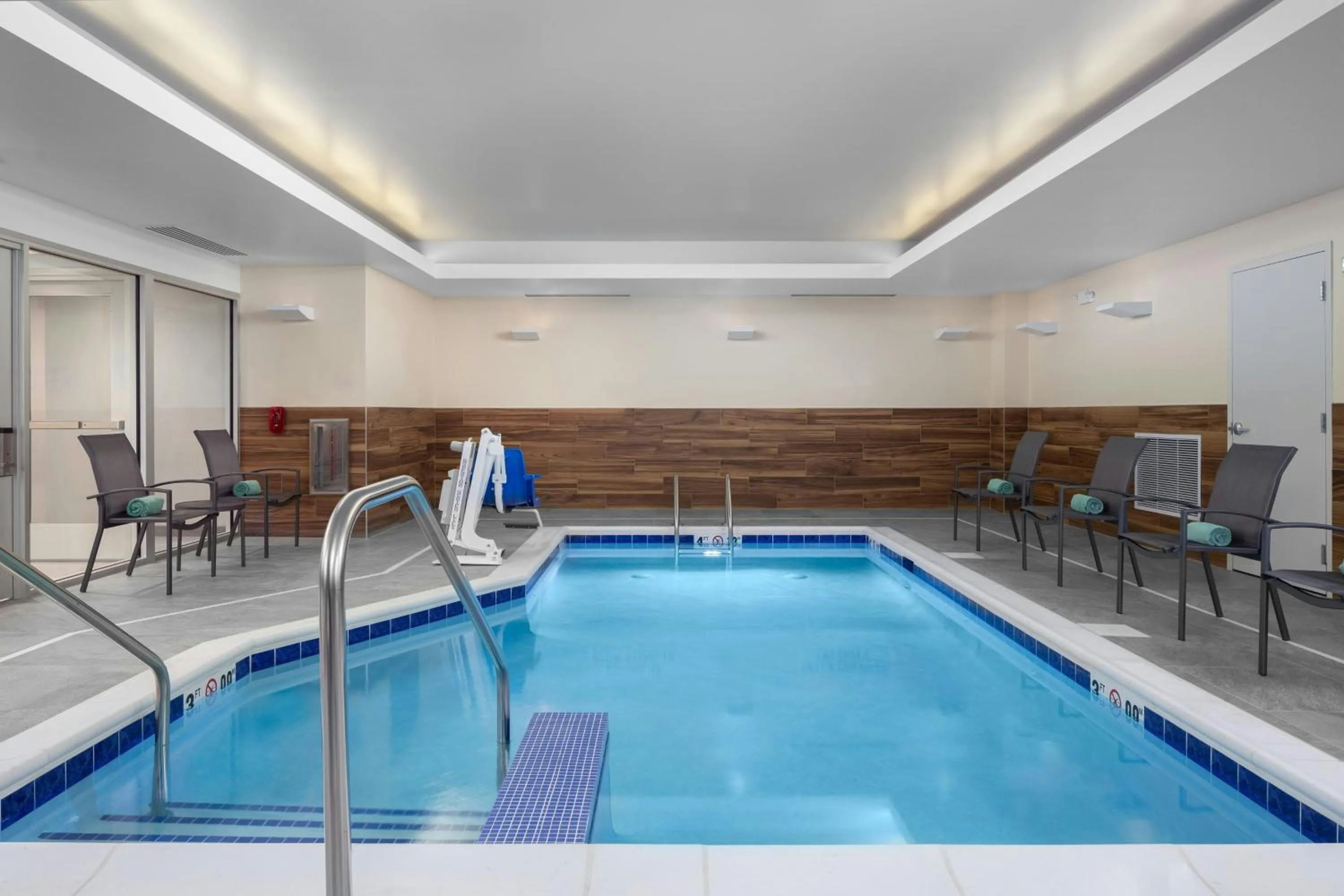 Swimming pool in Fairfield Inn & Suites by Marriott Kenosha Pleasant Prairie