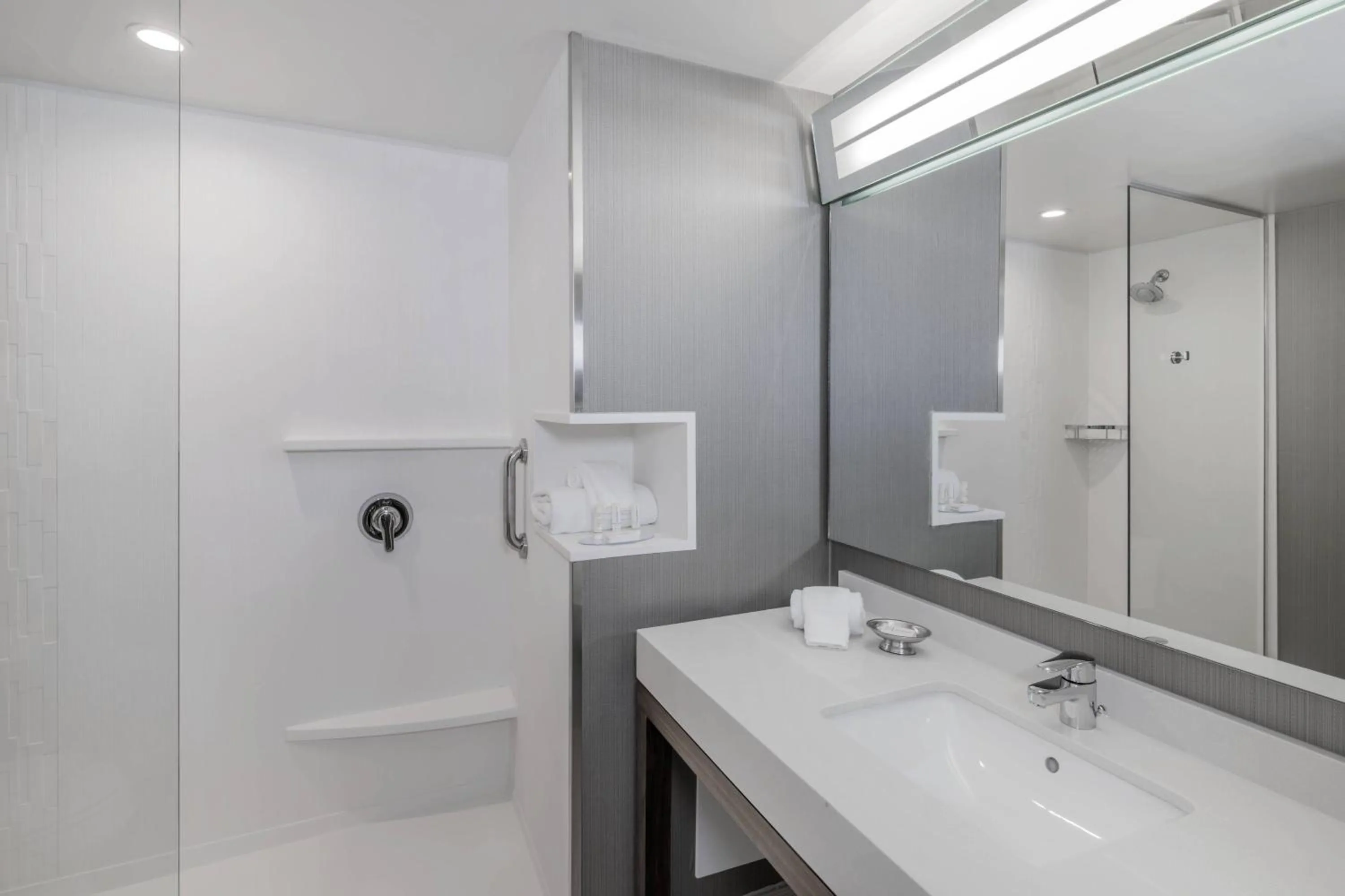 Bathroom in Courtyard by Marriott Burlington-Oakville