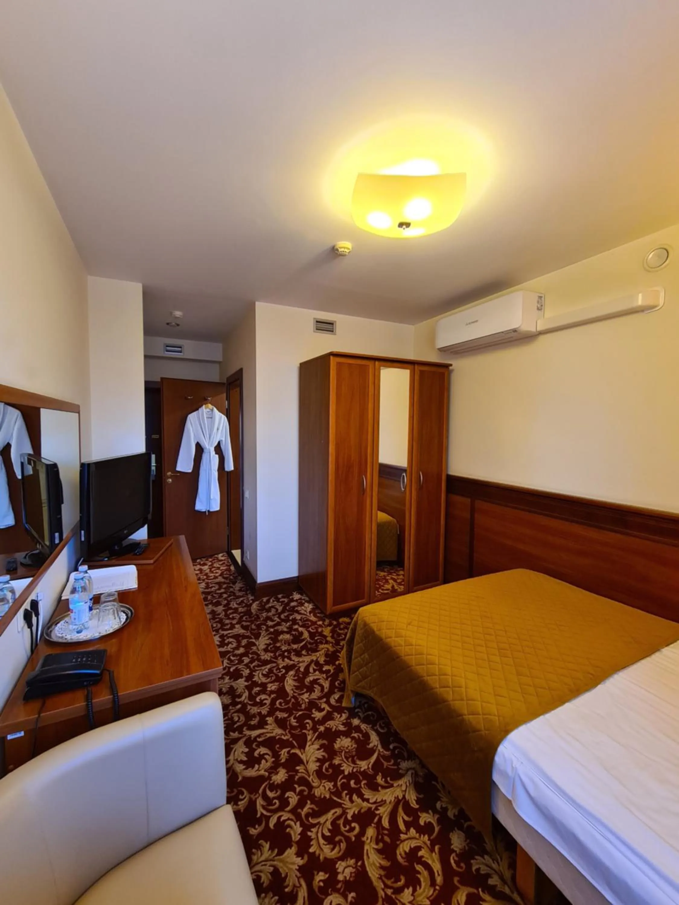 Property building, Bed in Hotel Violeta