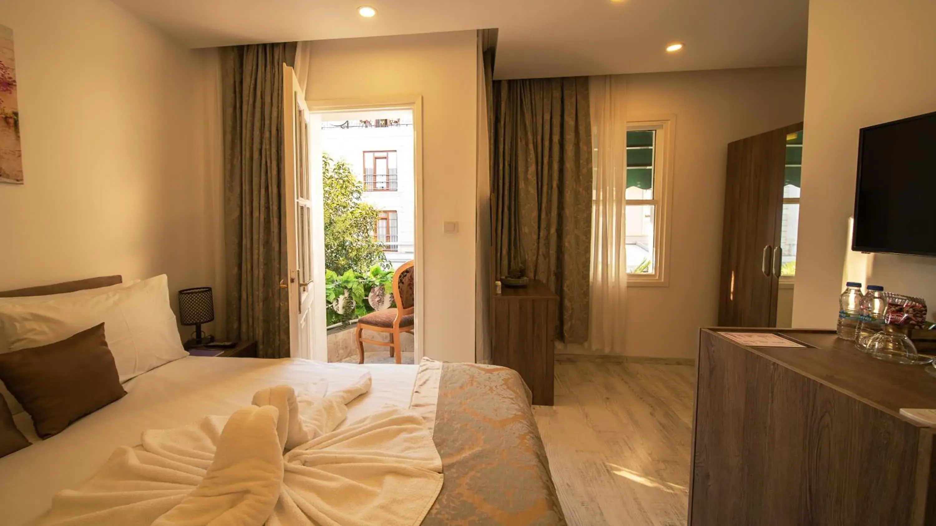 Deluxe Double Room with Balcony in Zeugma Hotel Sultanahmet Deluxe Double Room with Balcony in Zeugma Hotel Sultanahmet