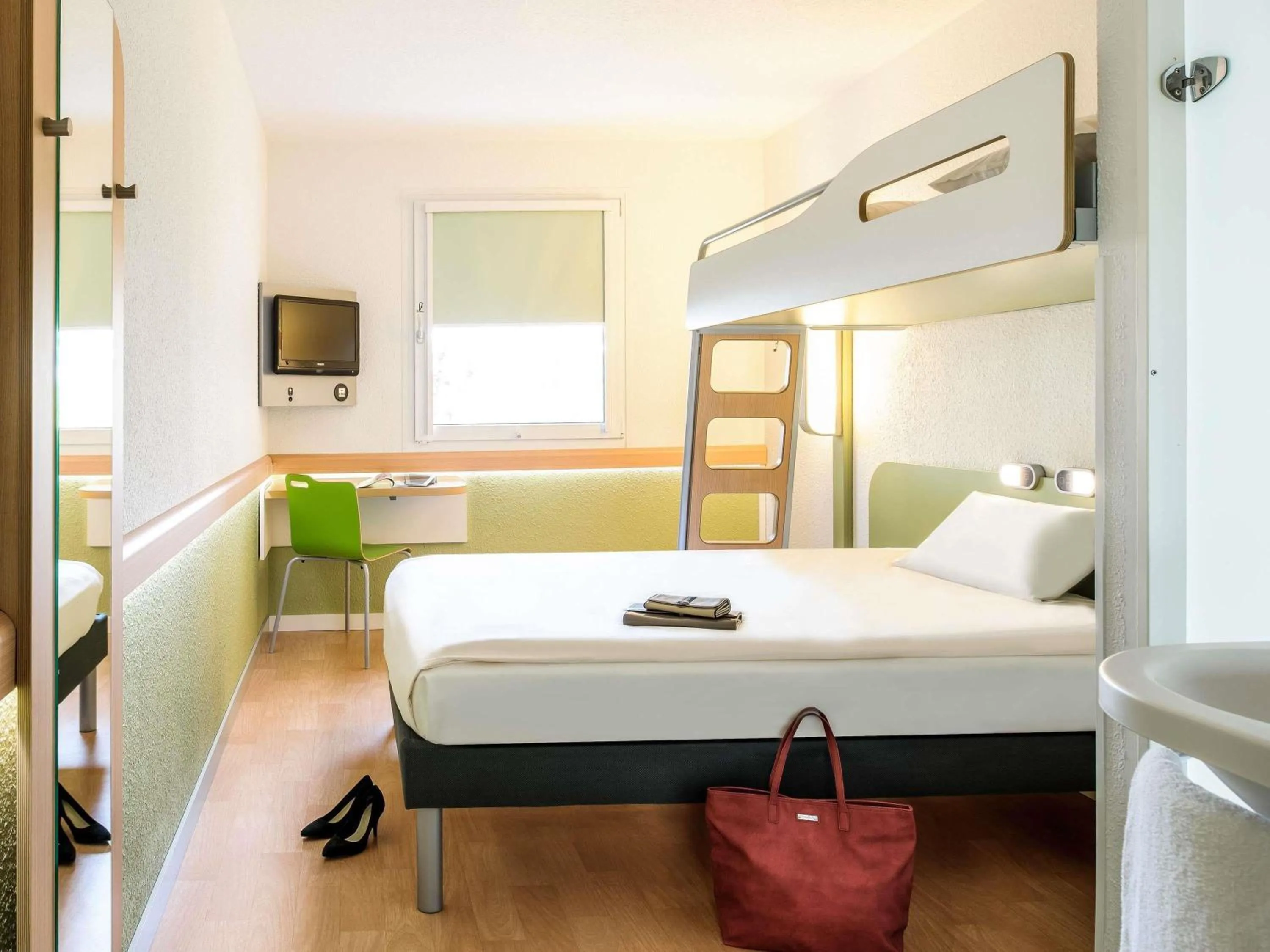Bedroom, Bed in ibis budget Aachen City