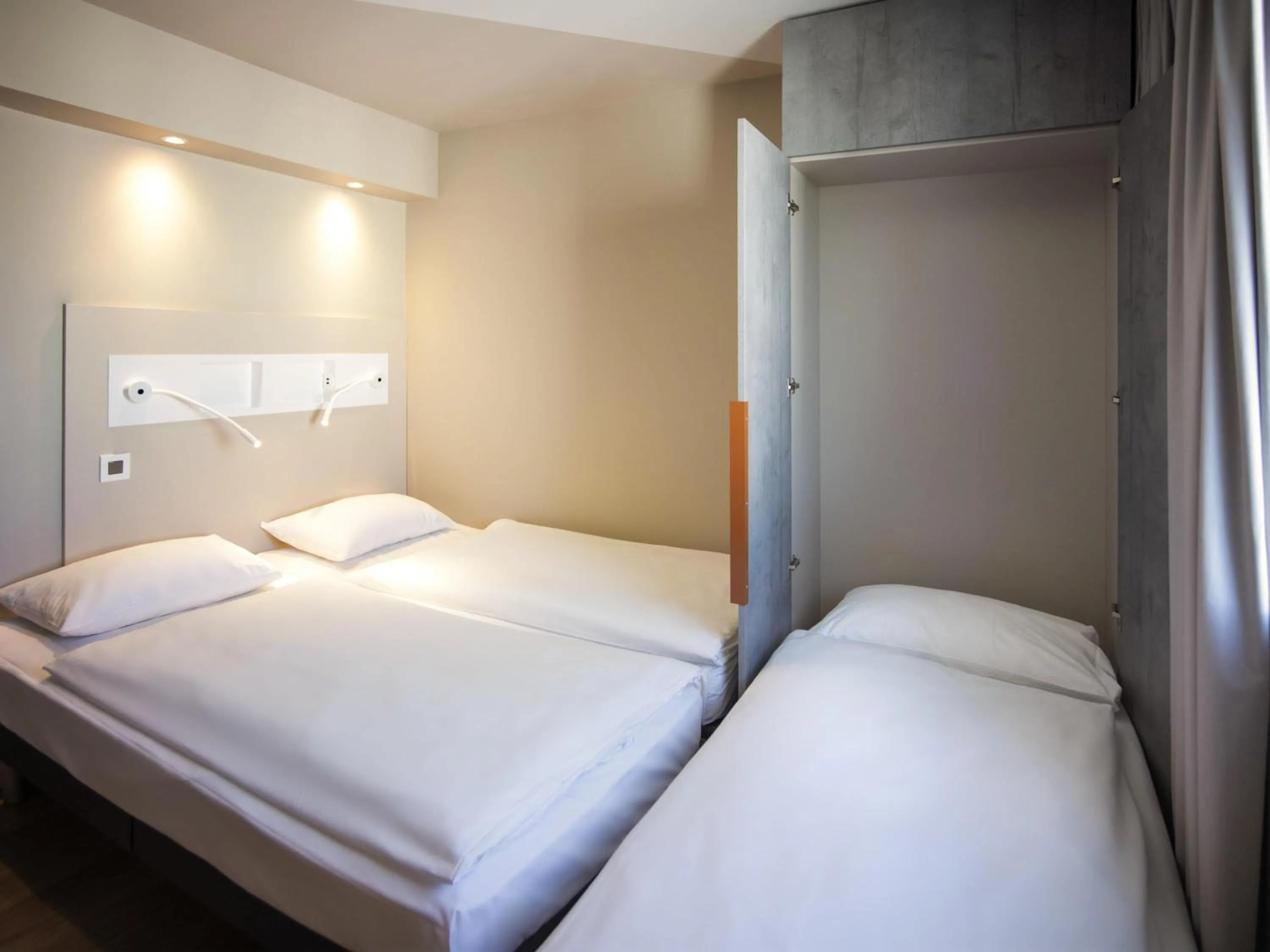 Bedroom, Bed in ibis budget Fribourg