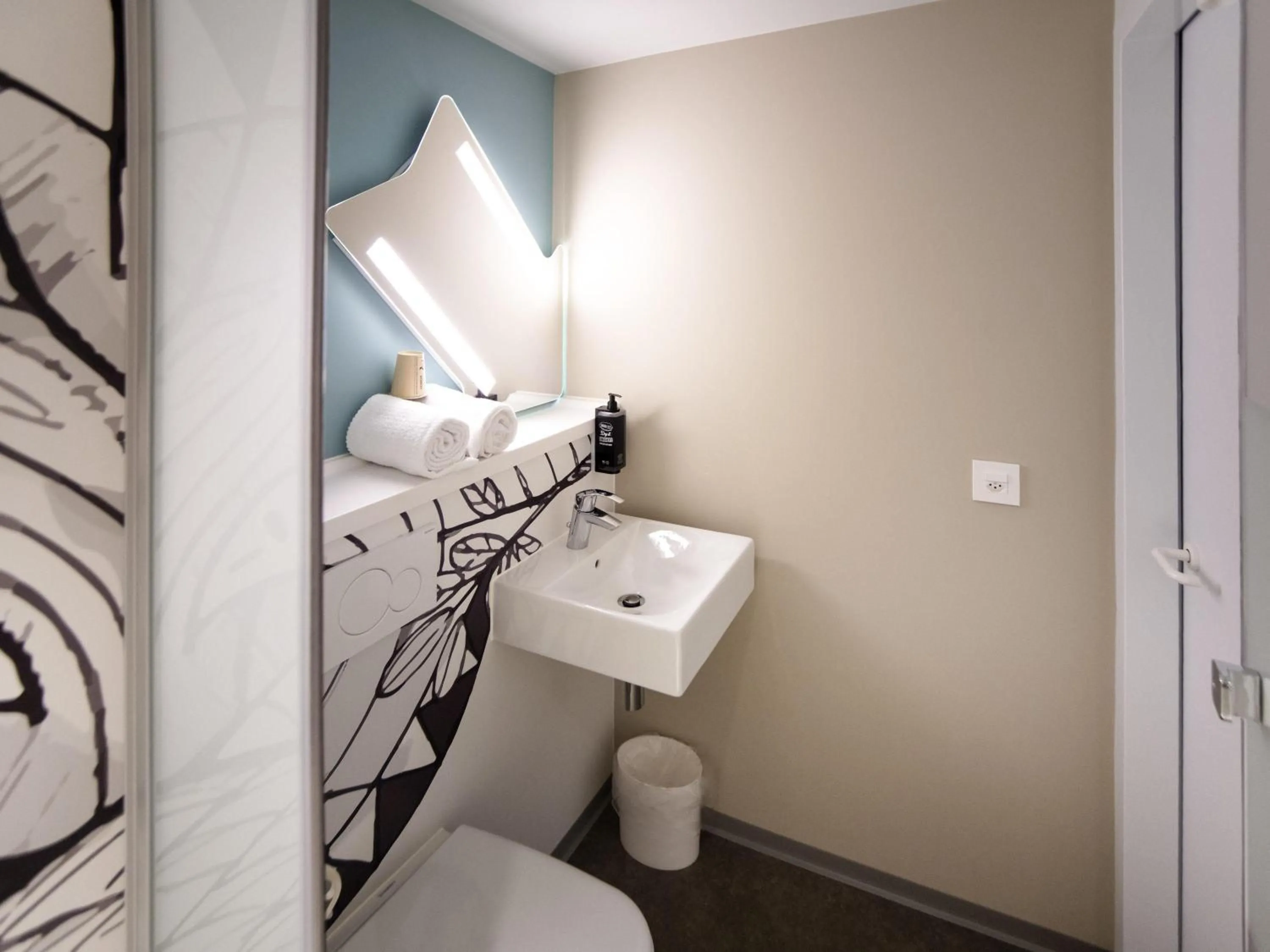 Bedroom, Bed in ibis budget Fribourg