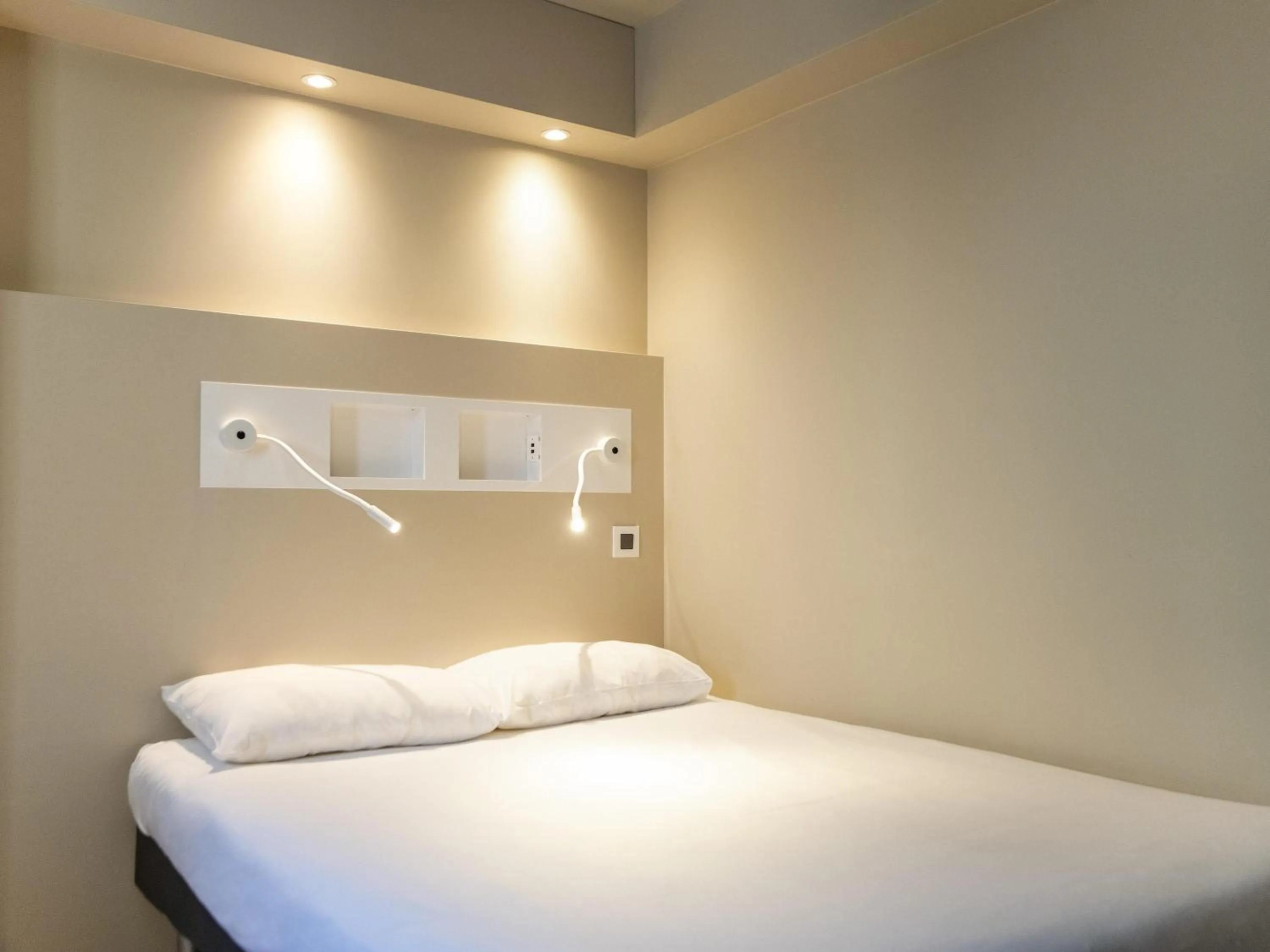 Bedroom, Bed in ibis budget Fribourg