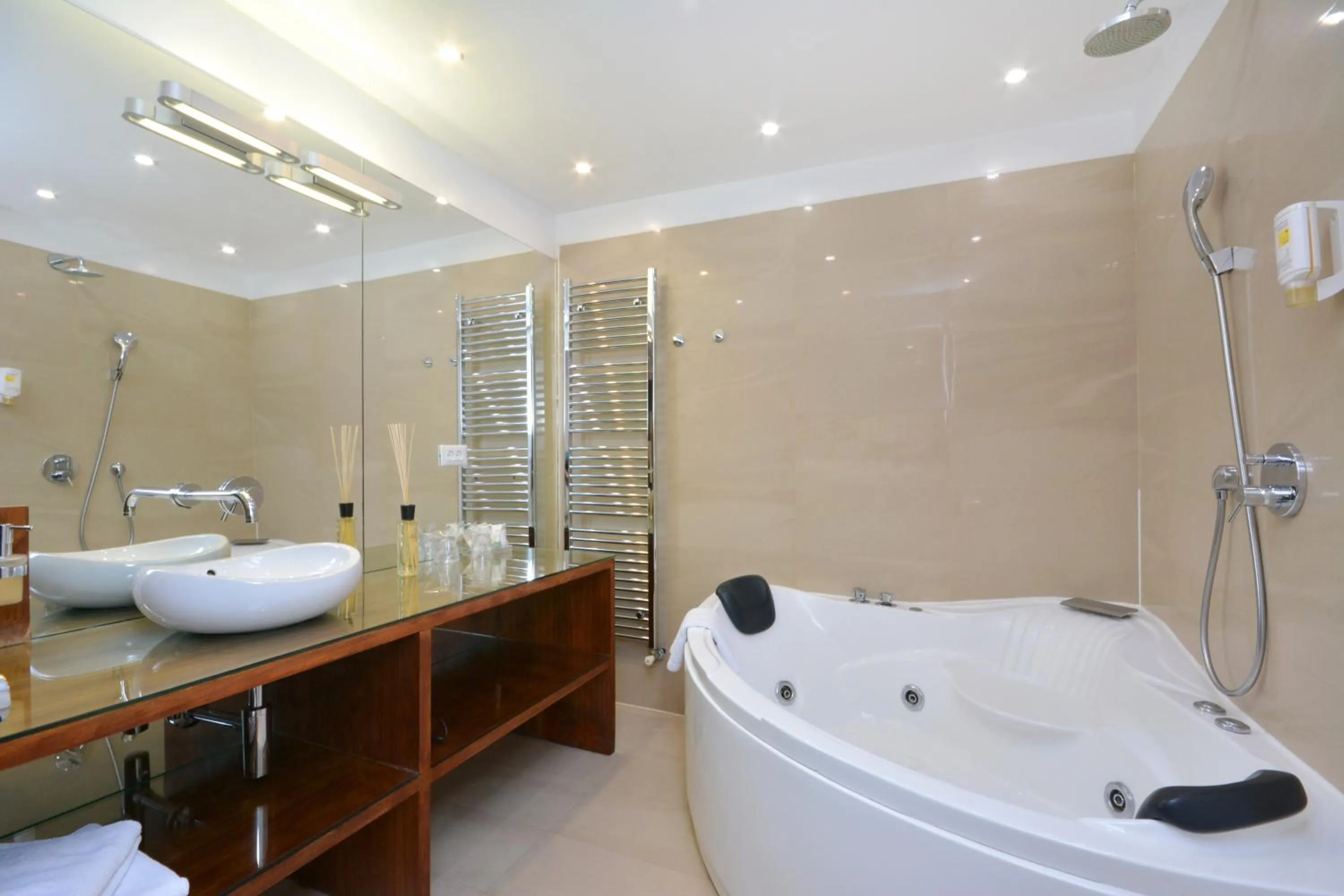 Bathroom in Jupiter Heritage Hotel