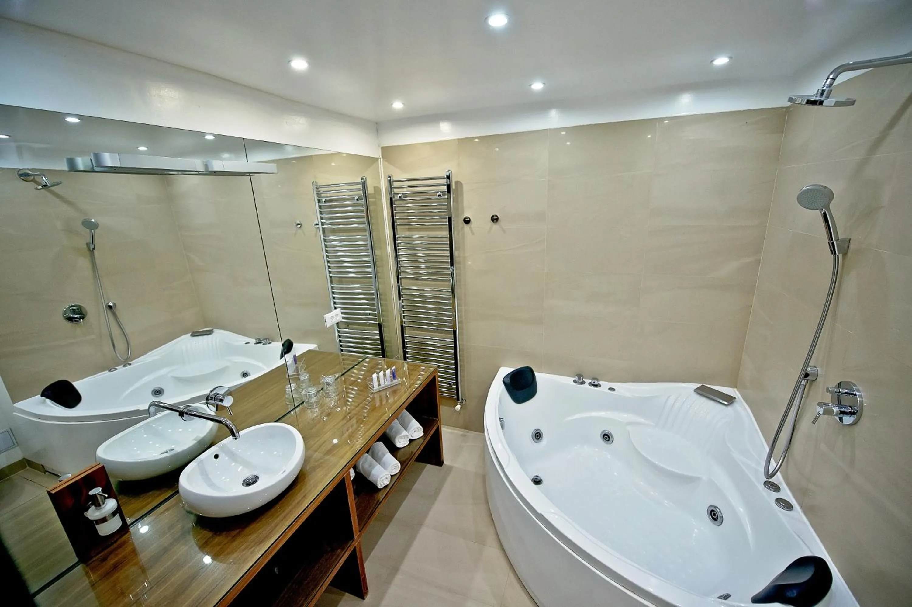 Bathroom in Jupiter Heritage Hotel