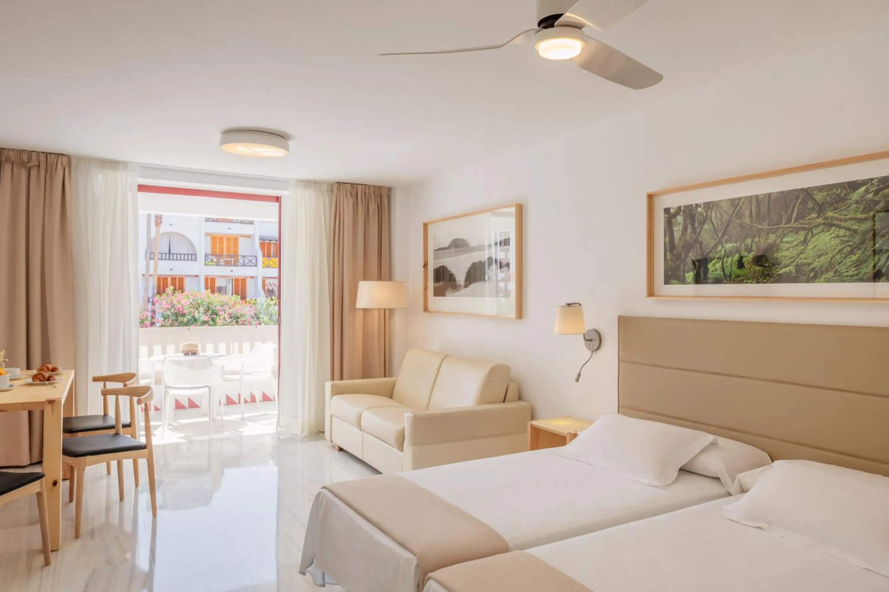 Photo of the whole room, Bed in Parque Santiago IV Official