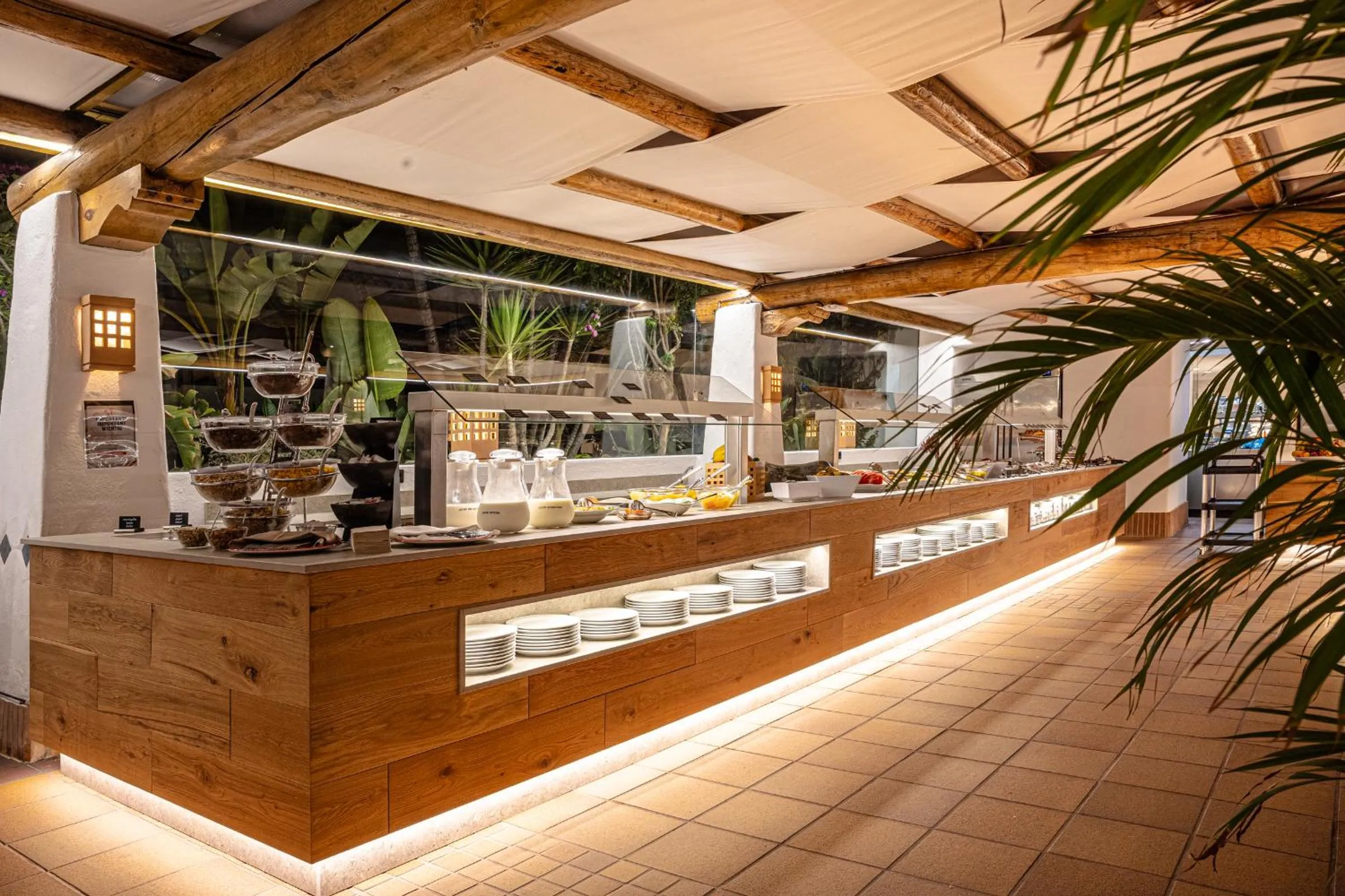 Restaurant/places to eat in Parque Santiago IV Official