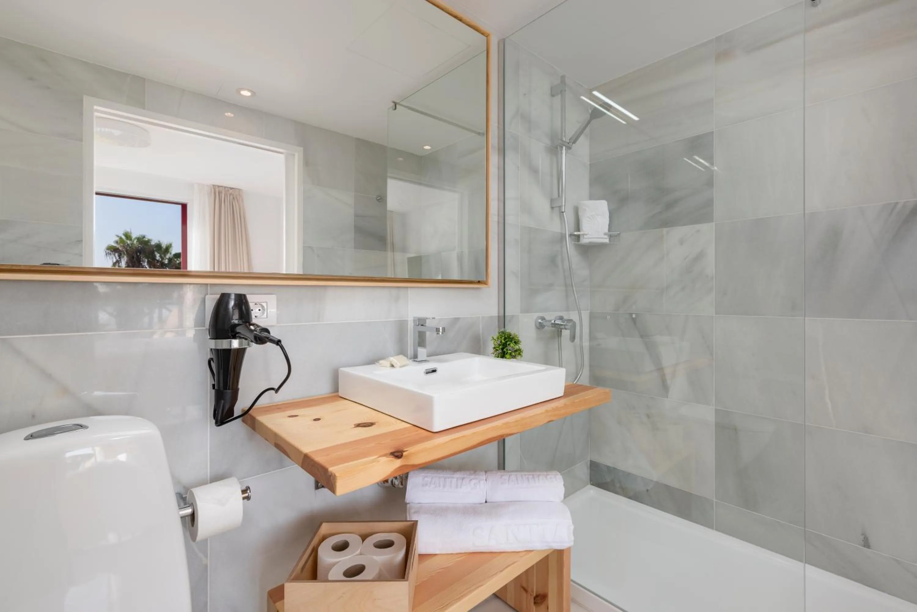 Shower in Parque Santiago IV Official