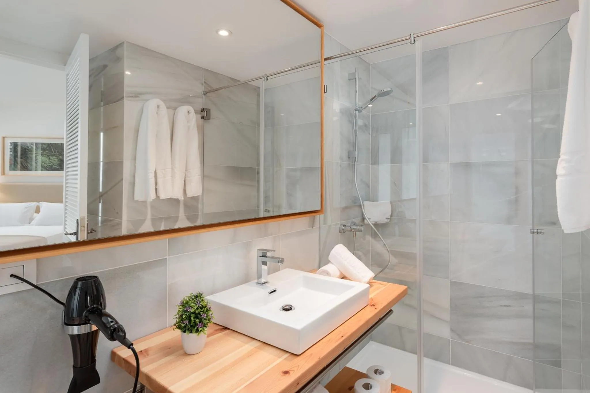 Shower in Parque Santiago IV Official