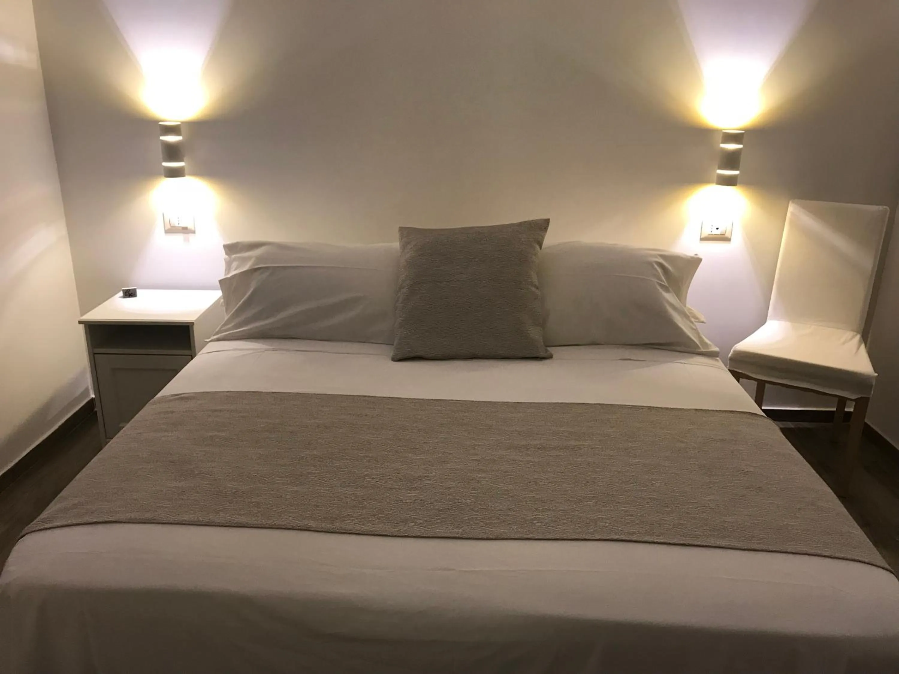 Bedroom, Bed in Hotel Cambogia