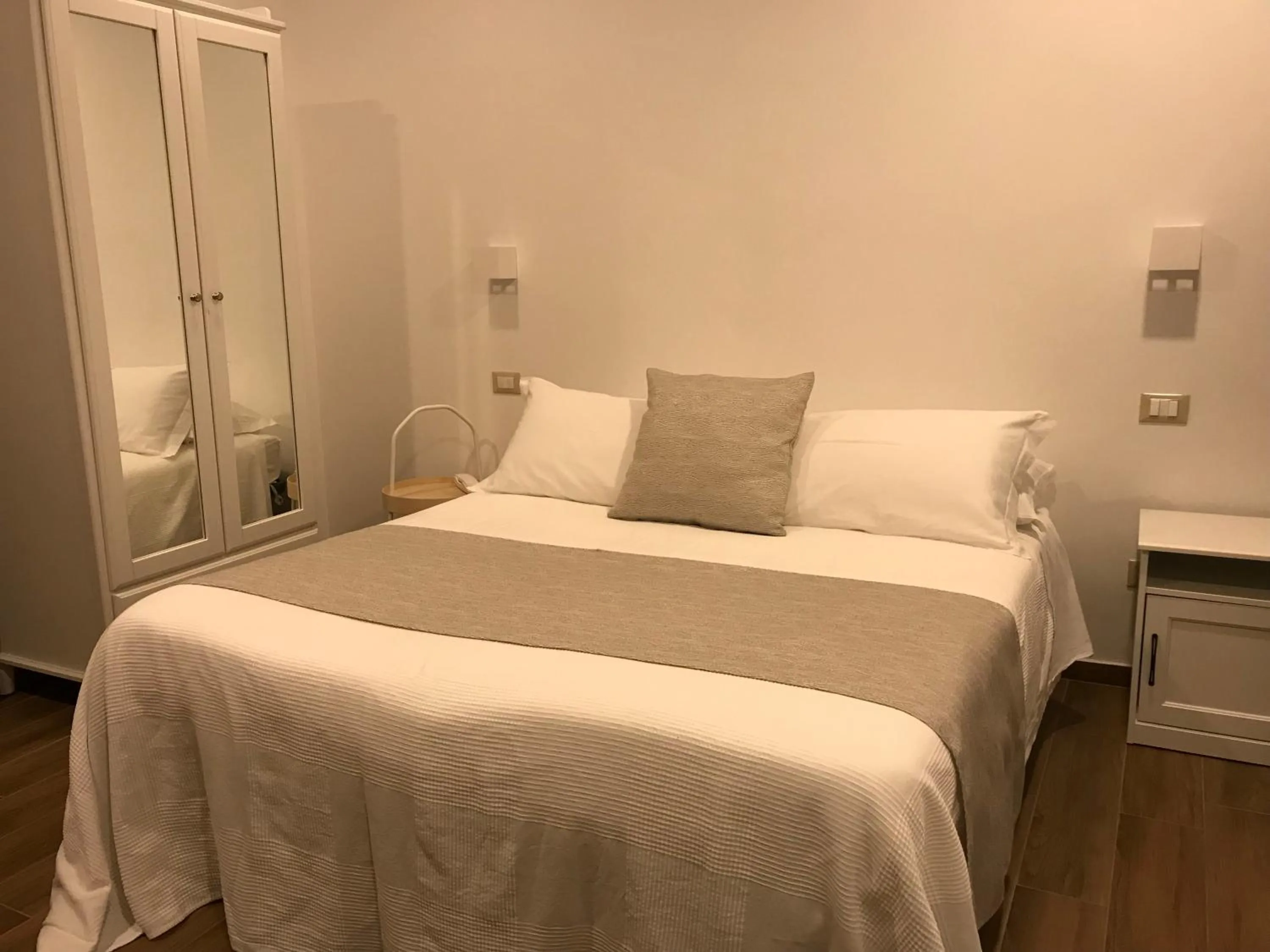 Bedroom, Bed in Hotel Cambogia