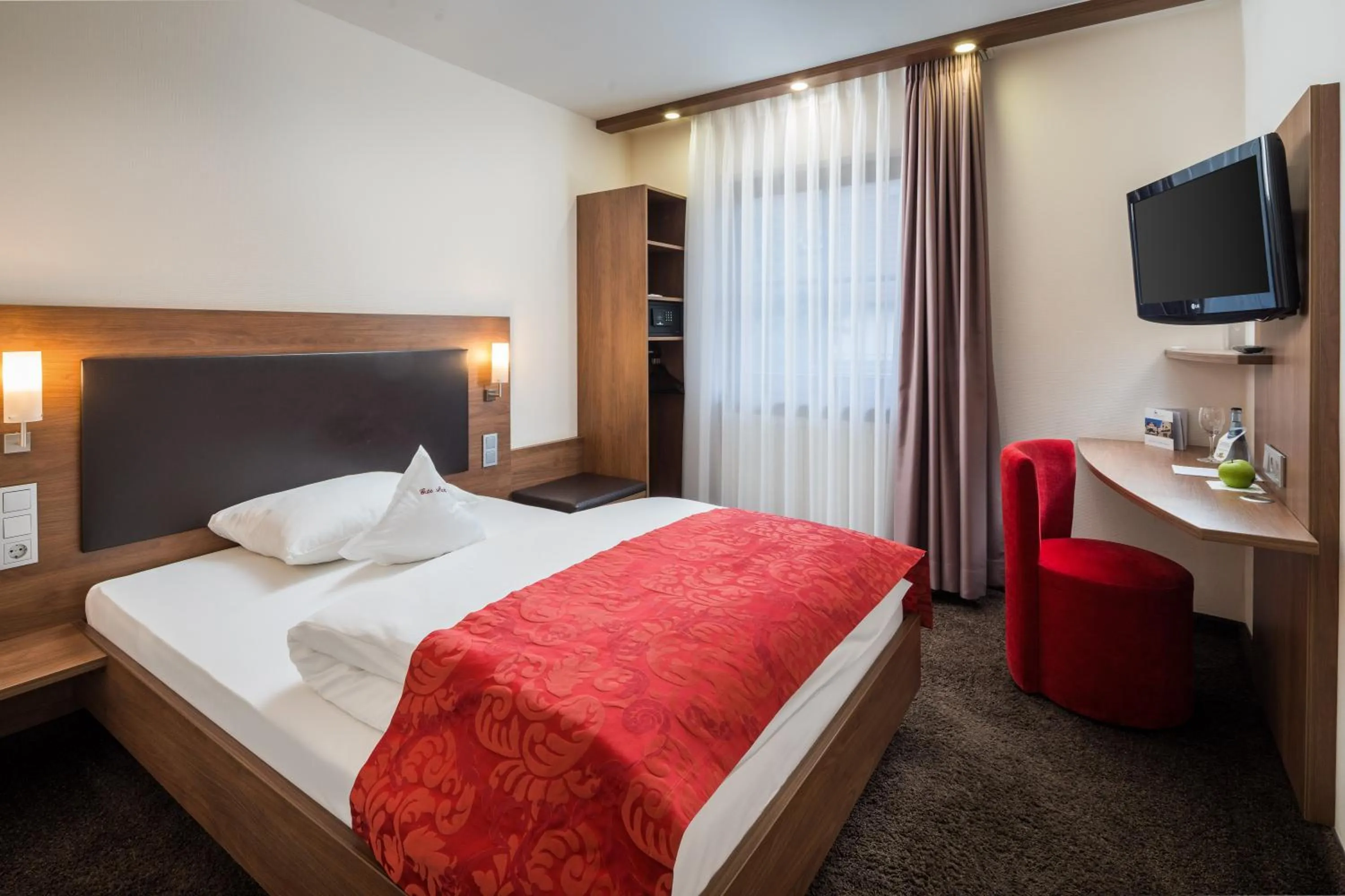 Photo of the whole room, Bed in Hotel Schwanen