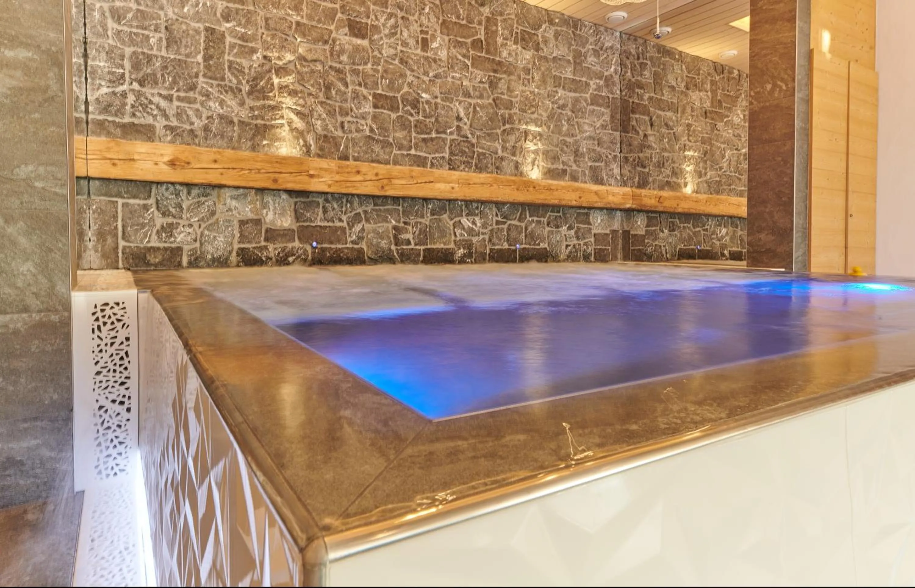Hot Tub in Lifestyle Rooms & Suites by Beau-Séjour