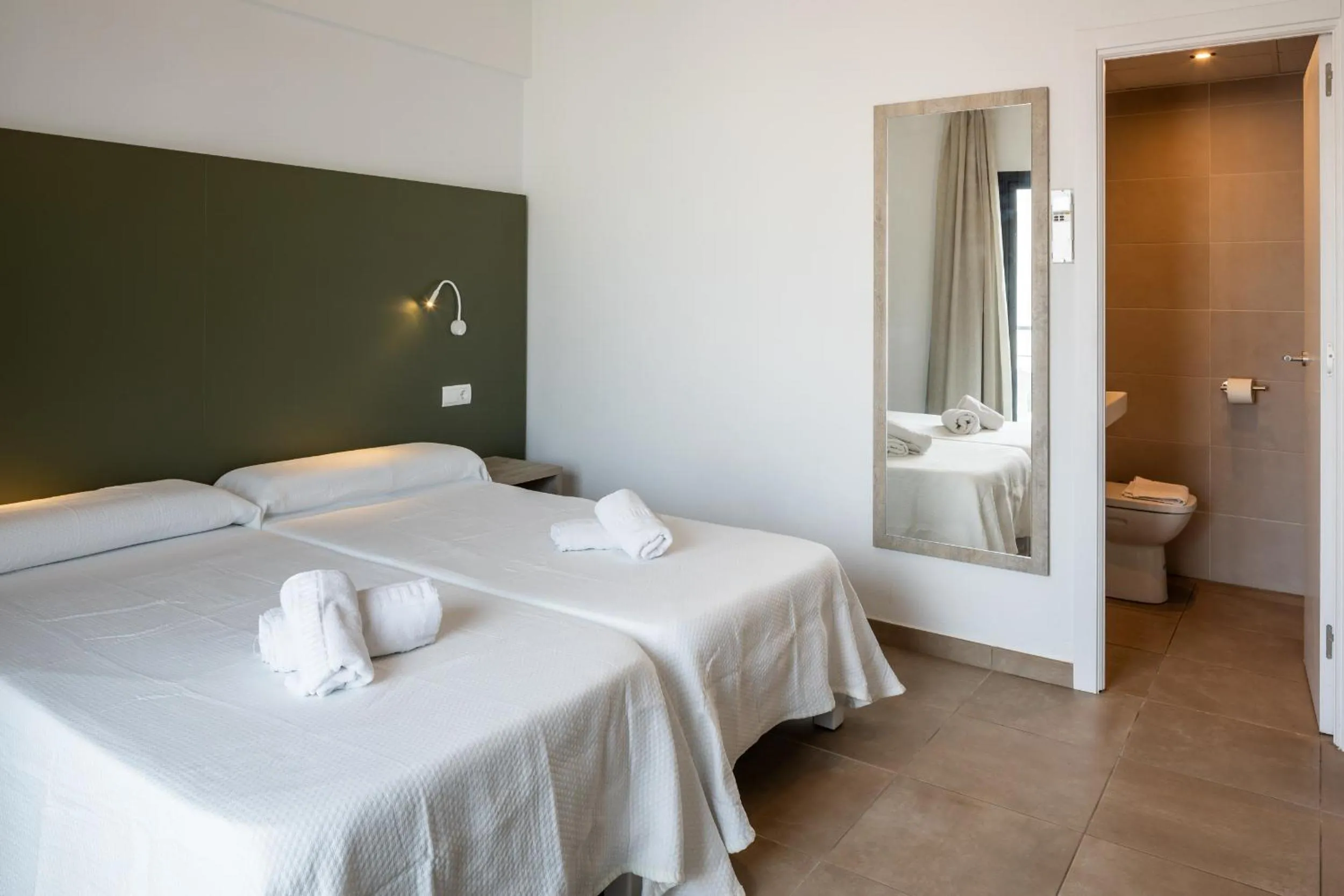 Bedroom, Bed in Hostal Alicante