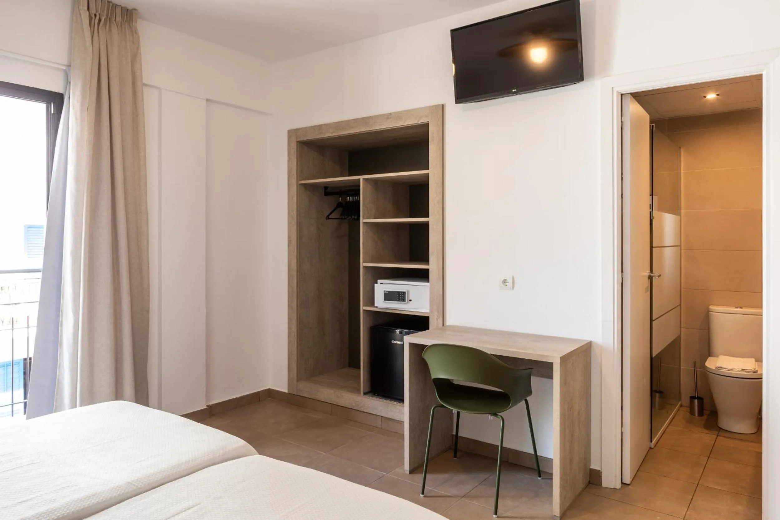 Communal lounge/ TV room, Bed in Hostal Alicante